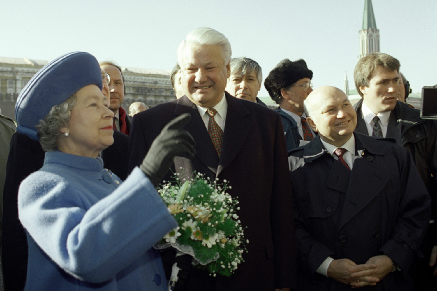 Считается, что королева сделала многое для нормализации отношений Великобритании с СССР и Россией. Несмотря на железный занавес между странами, в 1961 г. она пригласила в Букингемский дворец первого космонавта Юрия Гагарина и затем сфотографировалась с ним, нарушив монарший протокол (шутливо пояснив подданным, что Гагарин неземной, а значит с ним можно сделать и фото). В разные годы Елизавета II также встречалась с Никитой Хрущевым, Михаилом Горбачевым, Владимиром Путиным и неоднократно говорила о мирном сосуществовании с Москвой. В 1994 г. королева и герцог Эдинбургский Филипп прибыли в Россию с официальным визитом по приглашению Бориса Ельцина. В Москве монаршая чета побывала на Английском подворье, в Кремле и Большом театре. Поездка считается первым визитом королевы Великобритании в Россию после революции: Елизавета II и принц Филипп приходились внучатой племянницей Николаю II и праправнуком Николаю I соответственно.На фото: вместе с первым президентом России Борисом Ельциным и тогдашним градоначальником Москвы Юрием Лужковым, 1994 г.