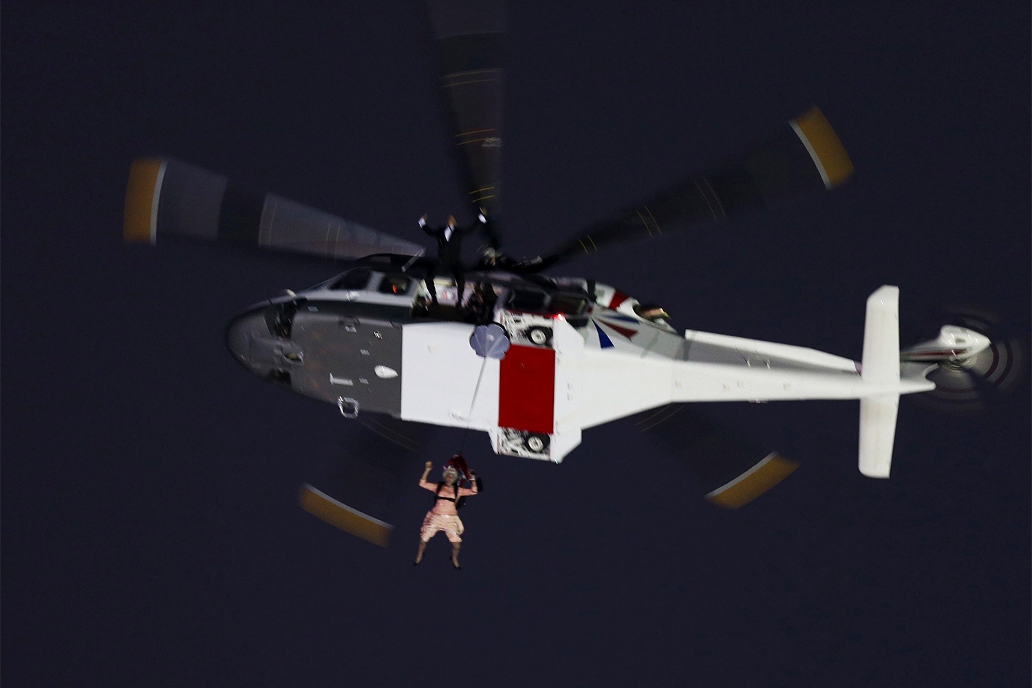 В частной жизни Елизавета II любила скачки, корги, платья и шляпки яркой цветовой гаммы, а также собирала марки и разгадывала кроссворды. Она выезжала верхом на парад в честь своего дня рождения вплоть до 1987-го, а во время Олимпиады-2012 поразила мир, став «девушкой Бонда». Его роль исполнил Дэниел Крейг. Шутливый ролик с ними (кадр на фото) показали на церемонии открытия, перед выходом королевы на стадион.