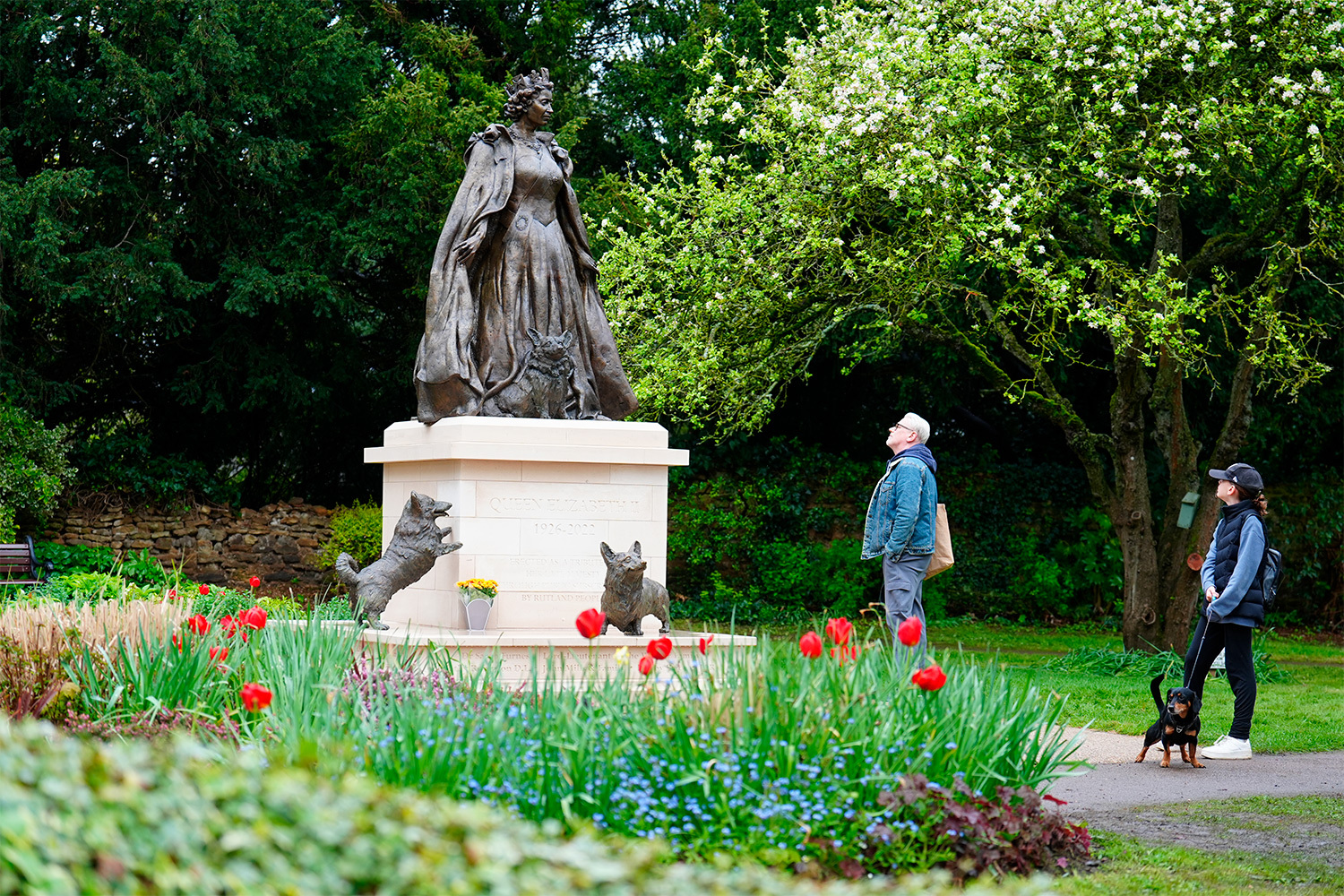 Королева оставалась популярной, несмотря на то что монаршую семью Великобритании постоянно критиковали за траты на содержание (королеве сократили бюджет и даже обязали платить подоходный налог в 1992-м), а также затянувшийся период молчания после смерти принцессы Дианы (пауза в несколько дней породила газетные заголовки типа «Где королева?» и фильм «Королева» с оскароносной Хелен Миррен в главной роли). Незадолго до смерти рейтинг Елизаветы II составлял 80%. Она скончалась 8 сентября 2022 г. в шотландской резиденции королевской семьи – обожаемом ею замке Балморал. После нее трон занял сын – Карл III. В 2024 г. в английском Океме открыли первый памятник Елизавете II, на котором она стоит в окружении трех корги.