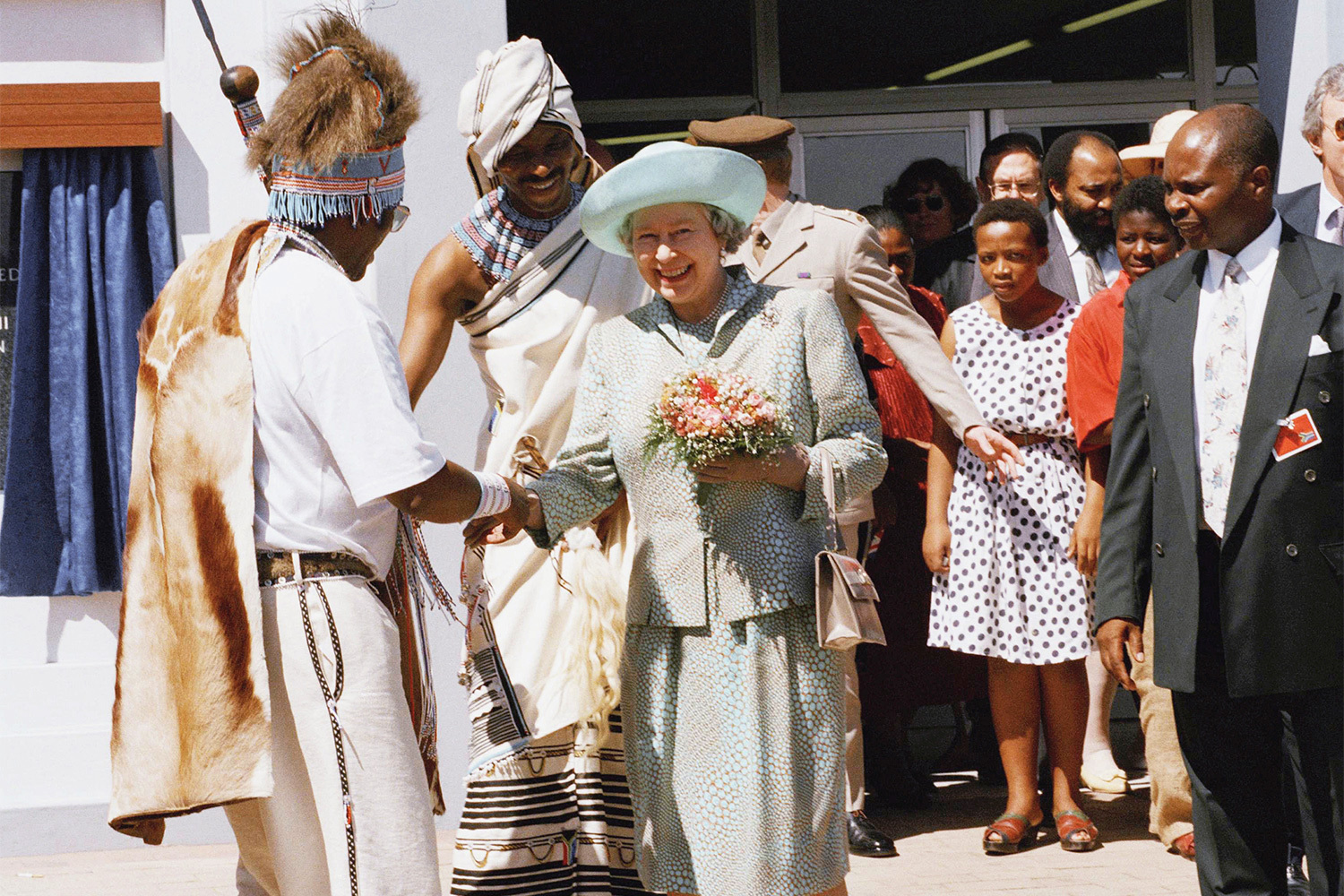 За время правления Елизавета II совершила около 300 визитов примерно в 130 стран. В англоязычном мире она стала скрепой, за его пределами – воплощением мягкой силы Великобритании. Важнейшей поездкой считается визит королевы в Ирландию – первый с момента провозглашения ее независимости в 1922 г. Вместе с тем на годы правления Елизаветы выпали немирные периоды: война с Аргентиной за Фолкленды, а также операции западной коалиции на территории Ирака и Афганистана.