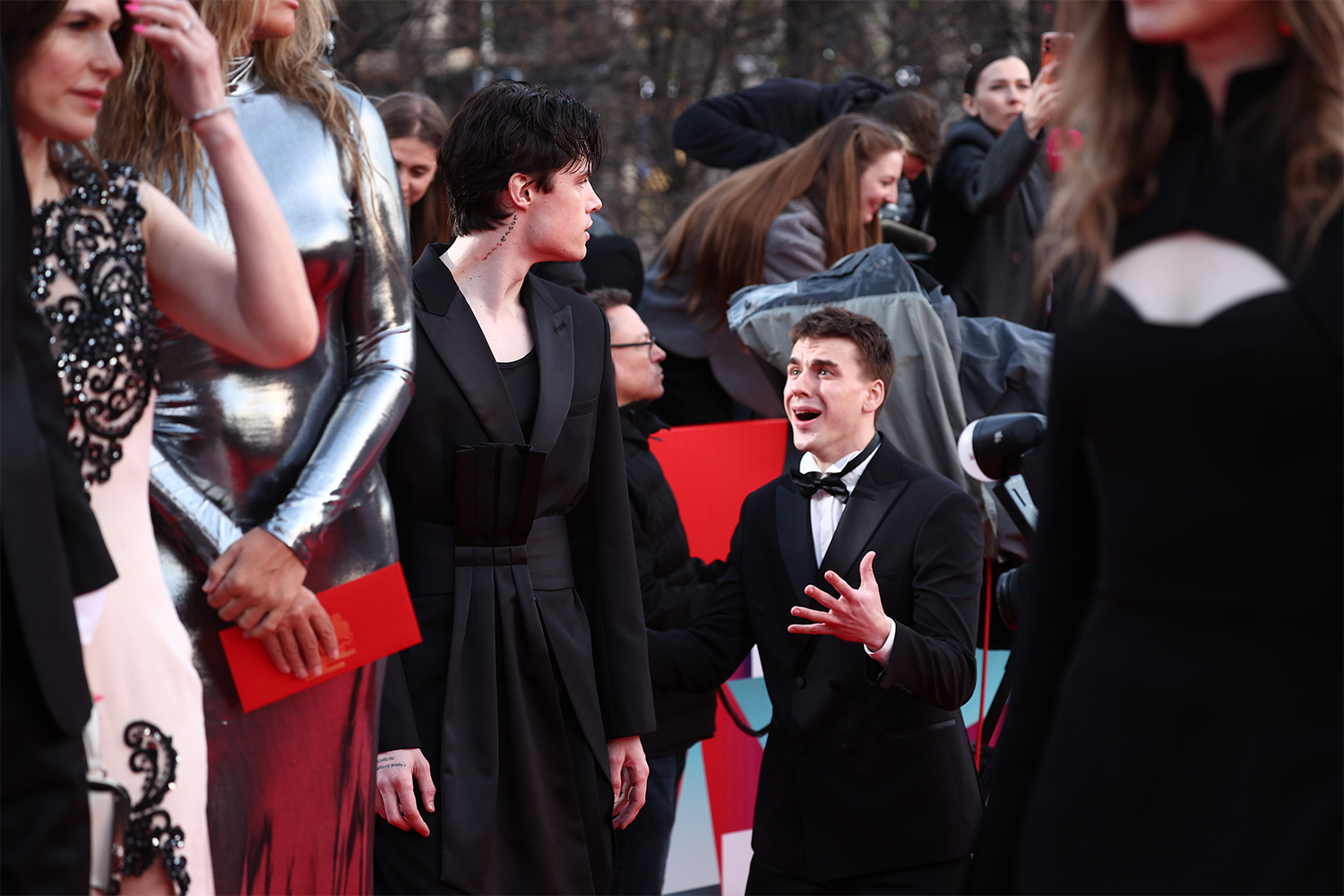 Жюри основного конкурса ММКФ в этом году возглавил ланкийский режиссер Прасанна Витханаге. Кроме того, картины будут оценивать и другие кинематографисты – Иван Твердовский (Россия), Махмут Фазыл Джошкун (Турция), Хавьер Ребольо (Испания), а также актрисы Дарья Екамасова (Россия) и Цзинь Ша (Китай).На фото: гости церемонии открытия ММКФ.