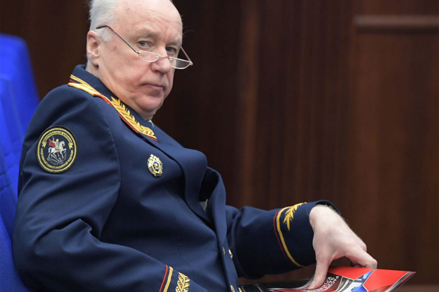 Киностудия «Ленфильм» планирует снять документальный сериал по книге председателя Следственного комитета России Александра Бастрыкина «Известные сыщики прошлого», которая посвящена изощренным и сложным для расследования преступлениям и вышла в свет в 2024 г. Из аннотации следует, что произведение прежде всего полезно студентам и преподавателям юридических вузов, а также работникам правоохранительных органов. Но ею заинтересовались и кинематографисты. Кто еще из чиновников и политиков принимал участие в создании фильмов – в галерее «Ведомостей».