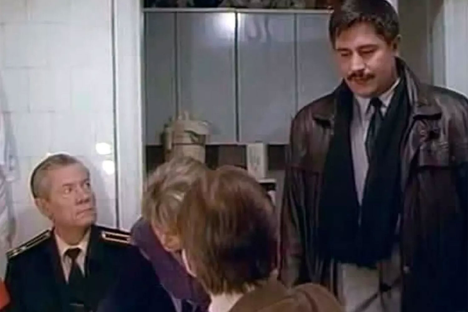 Министр внутренних дел России Владимир Колокольцев в молодости консультировал создателей сериала «На углу у Патриарших» (1995) и снялся в эпизодической роли в одной из серий (на кинокадре справа). На момент съемок он возглавлял 108-е отделение милиции Москвы, ставшее основным местом службы киношного капитана Сергея Никольского (его исполнил Игорь Ливанов). Режиссером проекта стал Вадим Дербенев, а продюсером – Владимир Досталь.