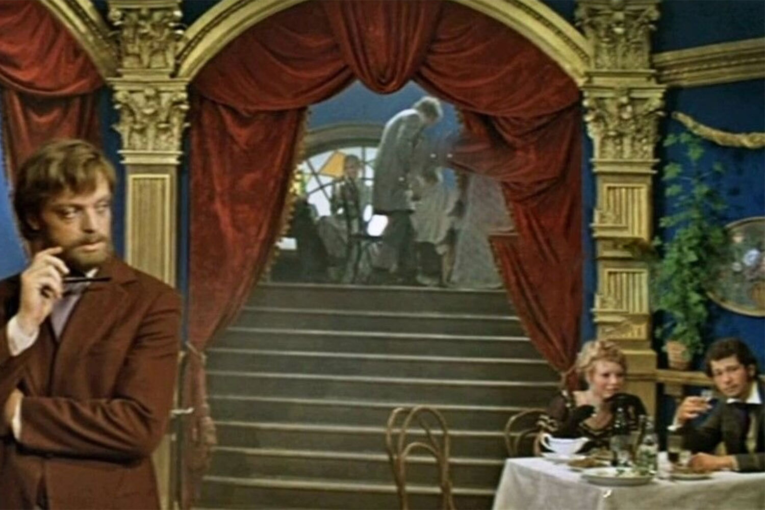 Бывший министр внутренних дел, экс-спикер Госдумы, а ныне – посол России в Белоруссии Борис Грызлов (на кинокадре справа) в студенчестве сыграл эпизодическую роль в приключенческом советском фильме Альберта Мкртчяна и Леонида Попова «Земля Санникова» (1973). Персонаж сидел за столиком в кабаке, где встречались главные герои: вычислить его можно по густым бакенбардам.&nbsp;