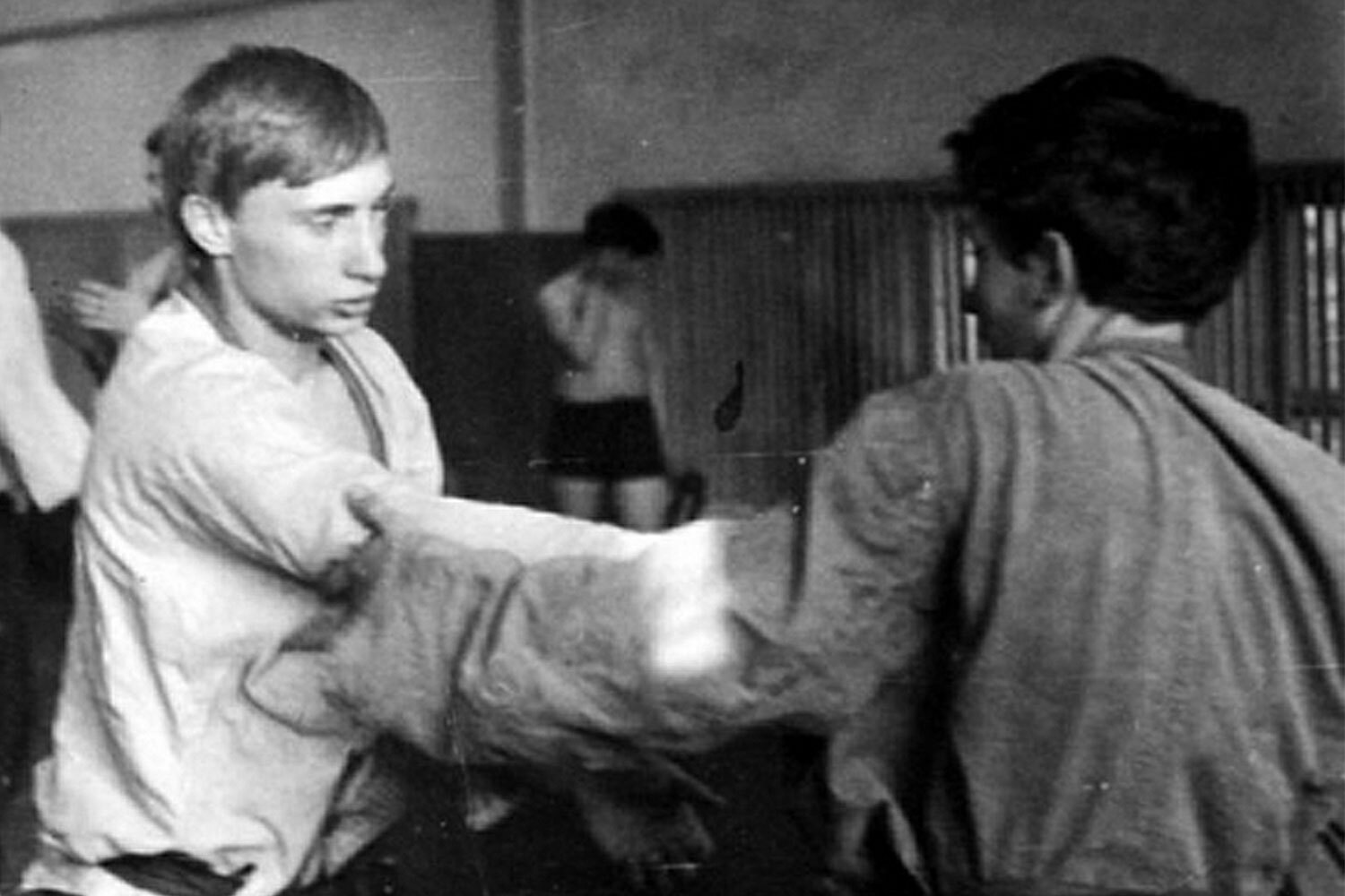 По сообщениям СМИ, президент России Владимир Путин в молодости не только занимался самбо и дзюдо, но и работал в кино. В 1970-е на «Ленфильме» не было профессиональной группы каскадеров, и к съемкам трюков привлекали спортсменов с подходящей подготовкой. «Мы снимались с ним в "Блокаде" и в "Ижорском батальоне"», – вспоминал экс-депутат Госдумы, президент Международной федерации самбо Василий Шестаков. Киноэпопея «Блокада» (1974-1977) и драма «Ижорский батальон» (1972) посвящены Великой Отечественной войне и сняты режиссерами Михаилом Ершовым и Геннадием Казанским соответственно.