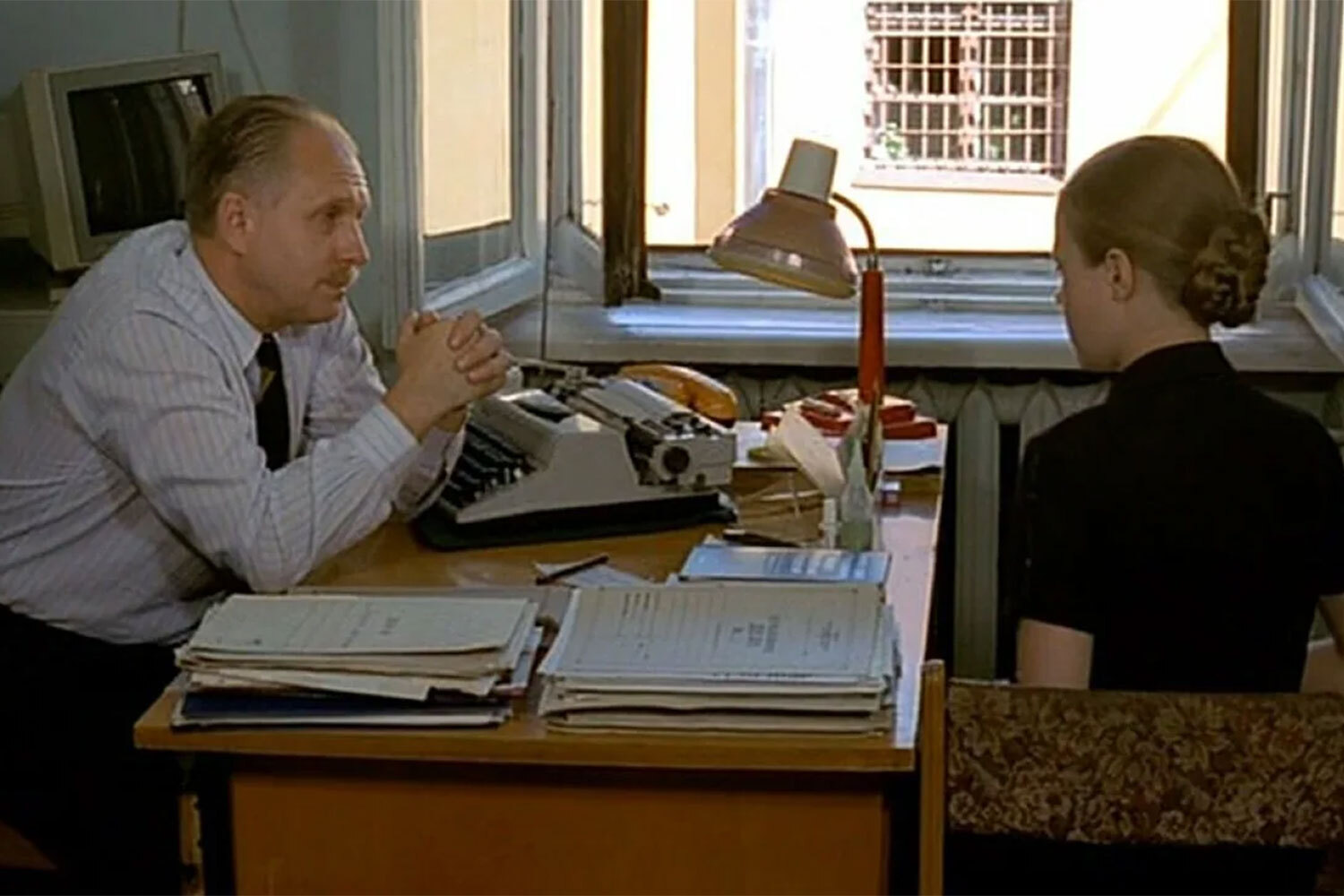 Будучи парламентарием, режиссер Станислав Говорухин привлекал к кино коллег-депутатов. В фильме «Ворошиловский стрелок» (1999) продажного следователя исполнил заседавший в I, II и IV созывах Госдумы Владимир Семаго (на фото кадр из фильма).