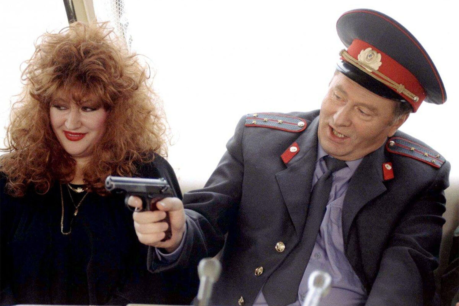 Основатель ЛДПР Владимир Жириновский снялся в главной роли в криминальной комедии Валерия Комиссарова «Корабль двойников» (1997, на фото кадр из фильма). Капитан Жаров в его исполнении расследует на Москве-реке убийство двойника Маргарет Тэтчер.