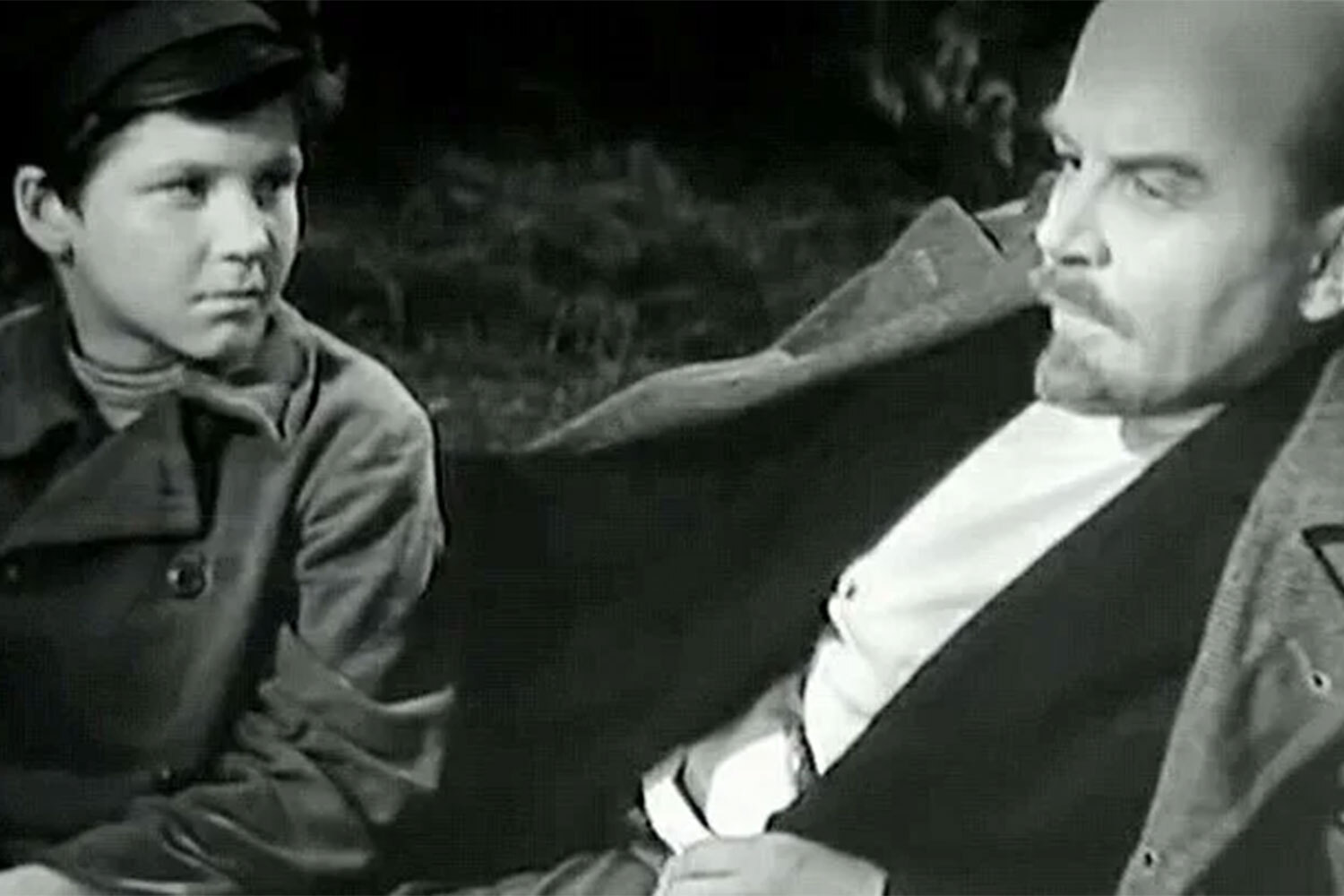 Дипломат Виталий Чуркин играл детей в фильме Льва Кулиджанова «Синяя тетрадь» (1963), а также кинодрамах Игоря Ельцова «Ноль три» (1964) и Марка Донского «Сердце матери» (1965). В кино тогда еще мальчик попал по объявлению, а две из трех картин в его фильмографии посвящены жизни Владимира Ленина. Позже Чуркин занимал посты посла в Чили, Бельгии, Канаде и был постоянным представителем РФ при ООН.