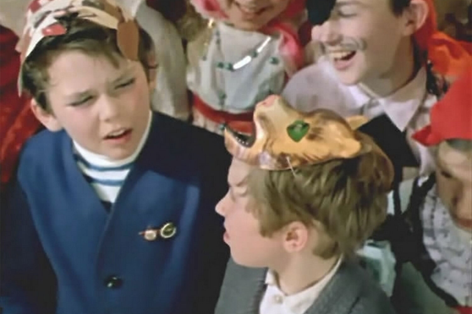 Михаил Мень, занимавший посты министра строительства РФ и губернатора Ивановской области, в возрасте 10 лет исполнил главную роль в фильме Владимира Храмова «Денискины рассказы» (кадр на фото). Он был отобран из 8000 претендентов, но затем в кино не снимался.