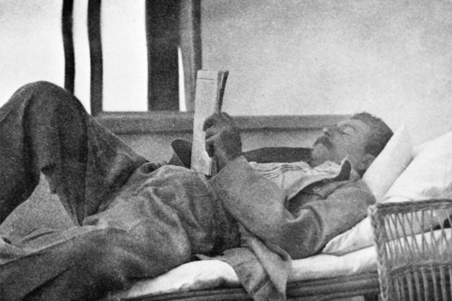 В отдаленной истории правки во многие из фильмов вносил Иосиф Сталин. Известно, что он существенно переработал сценарий исторической картины Всеволода Пудовкина и Михаила Доллера «Суворов» (1940). По словам вождя, первоначальный вариант оказался «тощ и не богат содержанием». Также Сталин редактировал фильмы Фридриха Эрмлера «Великий гражданин» (1937–1939) и Михаила Чиаурели «Падение Берлина» (1949) и существенно повлиял на трилогию Сергея Эйзенштейна «Иван Грозный» (1944–1945).