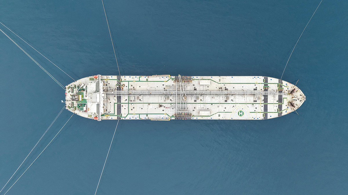 Администрации президента США Дональда Трампа выгодно выводить из-под ограничений российскую нефть, пока блокирован Ормузский пролив