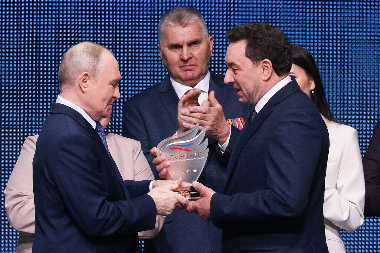 Владимир Путин награждает директора Серпейской школы из Калужской области, ветерана спецоперации Евгения Филонова.