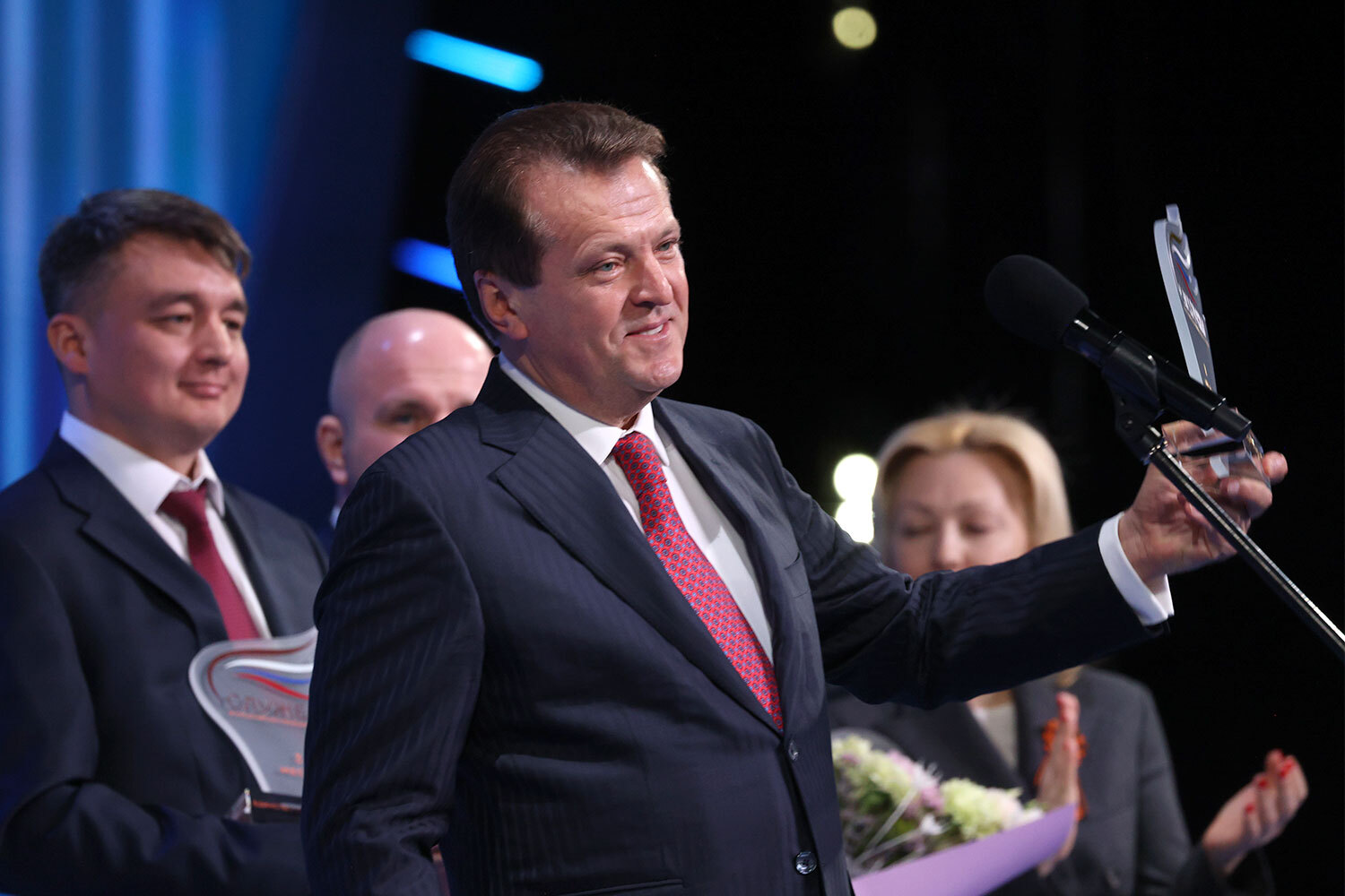 Проект «Казань. Единство в многообразии» победил в номинации «Единство народов России – сила страны». Глава города Ильсур Метшин получил статуэтку из рук вице-премьера РФ Татьяны Голиковой.