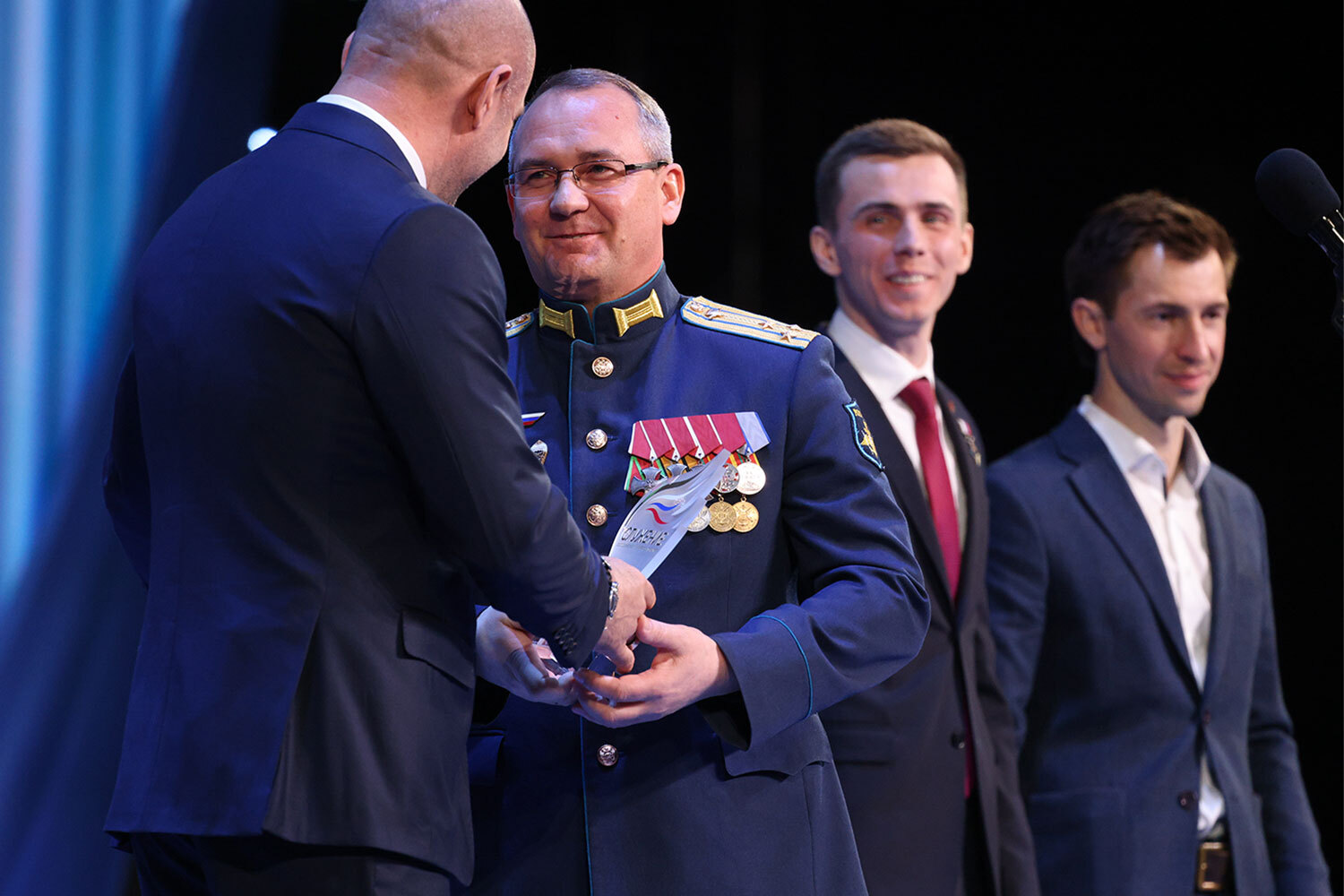 Полпред президента в Уральском федеральном округе Артем Жога вручил спикеру гордумы Нижнего Новгорода Евгению Чинцову награду за проект «Единство – путь к Победе». Он стал лауреатом в номинации «С передовой СВО в муниципалитет».