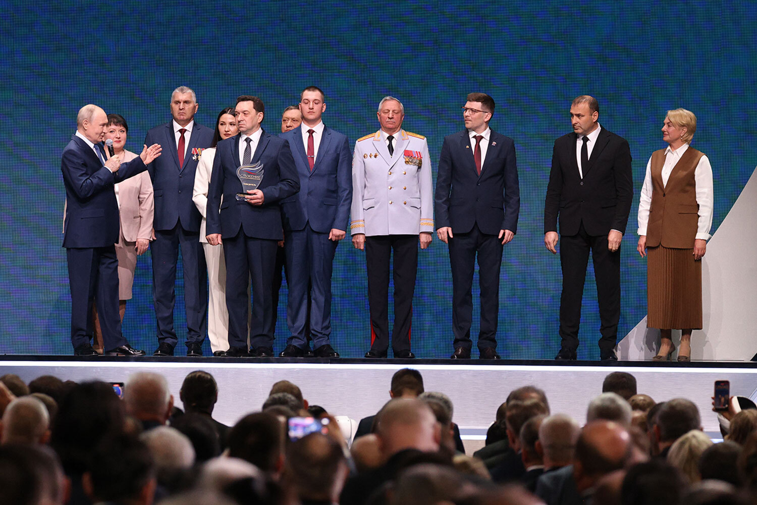 Всего на соискание премии «Служение» в этом году было подано 63 397 заявок – в полтора раза больше, чем в 2025-м.