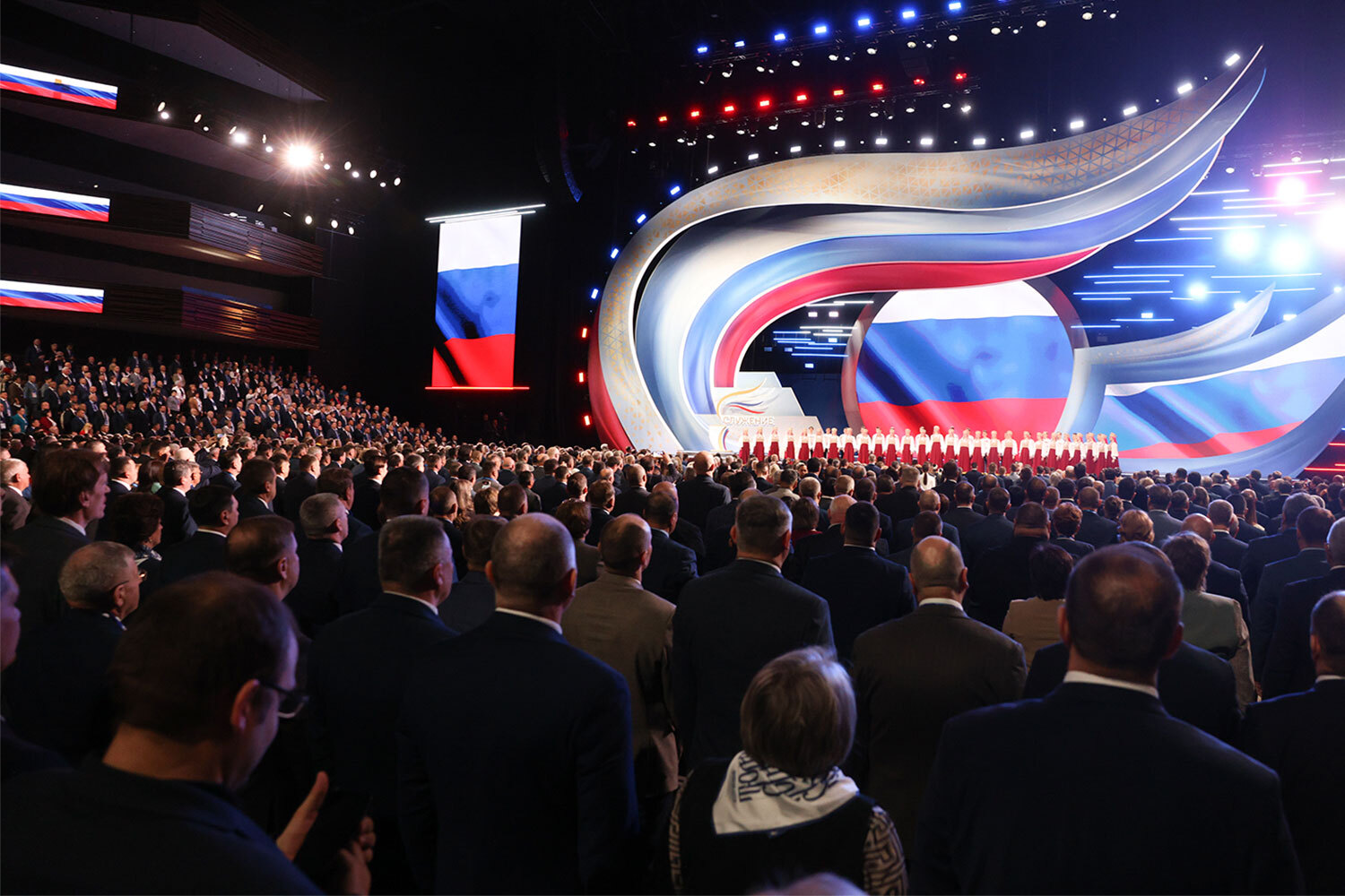 21 апреля на концертной площадке «Live Арена» состоялось вручение третьей муниципальной премии «Служение», в котором принял участие президент Владимир Путин. Среди лауреатов и победителей в 11 номинациях оказались мэры Казани, Краснодара, Железноводска, Дубны и Аргуна, местные депутаты, а также чиновники разных уровней. Награду в категории «Мужество и героизм на благо служения Родине» из рук главы государства получил директор Серпейской средней школы из Калужской области Евгений Филонов. 