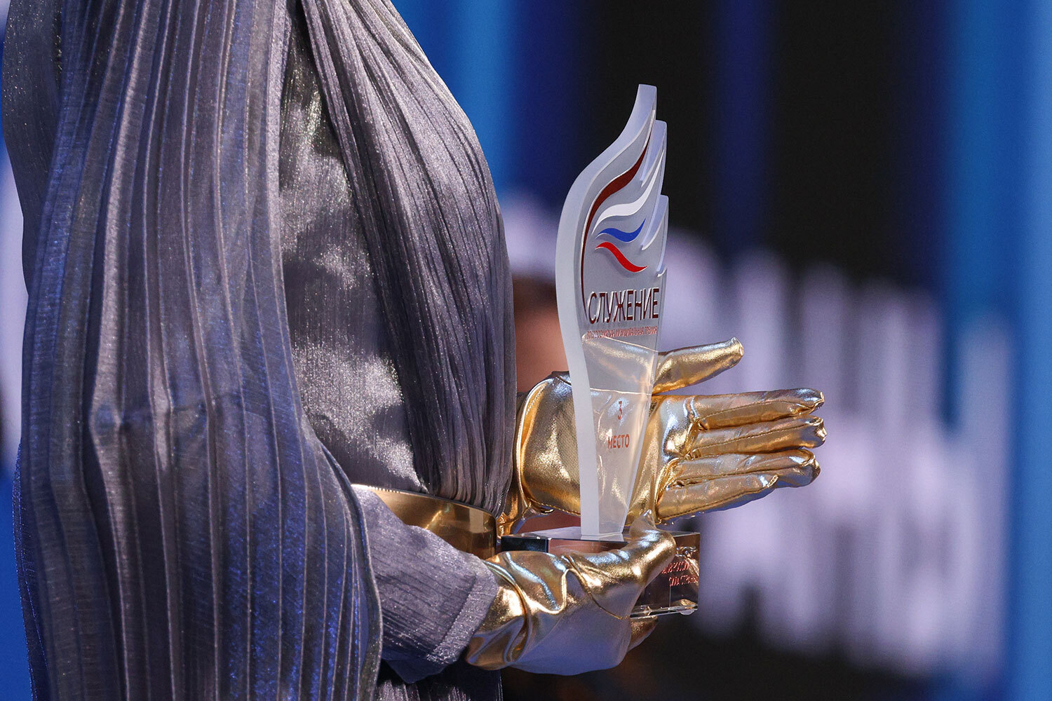 Отбор лауреатов проходит в несколько этапов: сначала заявки проходят первичный анализ и экспертную оценку, затем лучшие проекты попадают в шорт‑лист для народного голосования на «Госуслугах», а финальное решение принимает Наблюдательный совет премии под председательством первого заместителя руководителя администрации президента Сергея Кириенко.