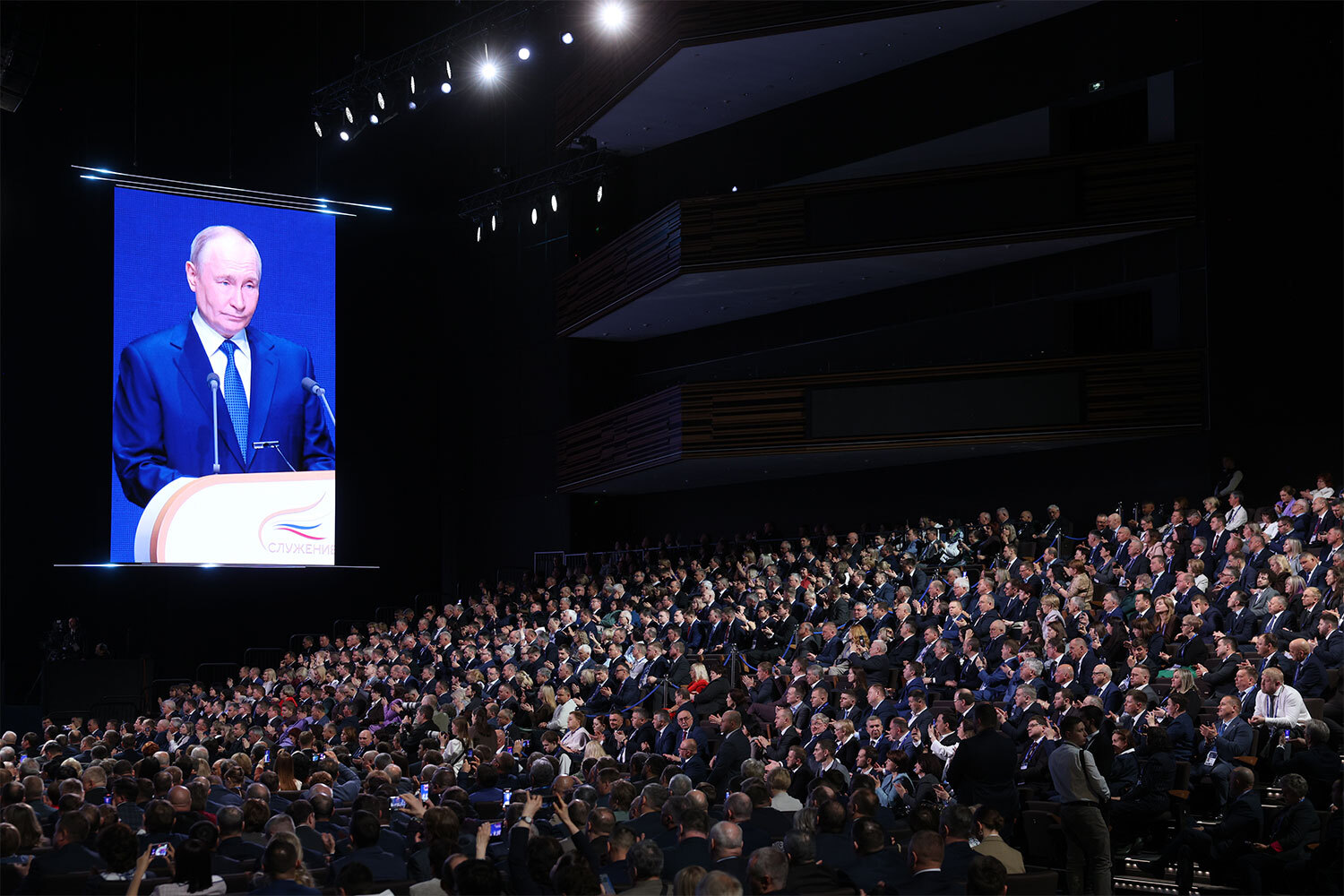 «Работа на муниципальном уровне – это и огромная ответственность, и настоящее призвание, и важнейшая для государства, для нашего общества, прямо скажу, миссия. Это действительно служение, миссия», – подчеркнул Владимир Путин во время выступления на церемонии награждения.