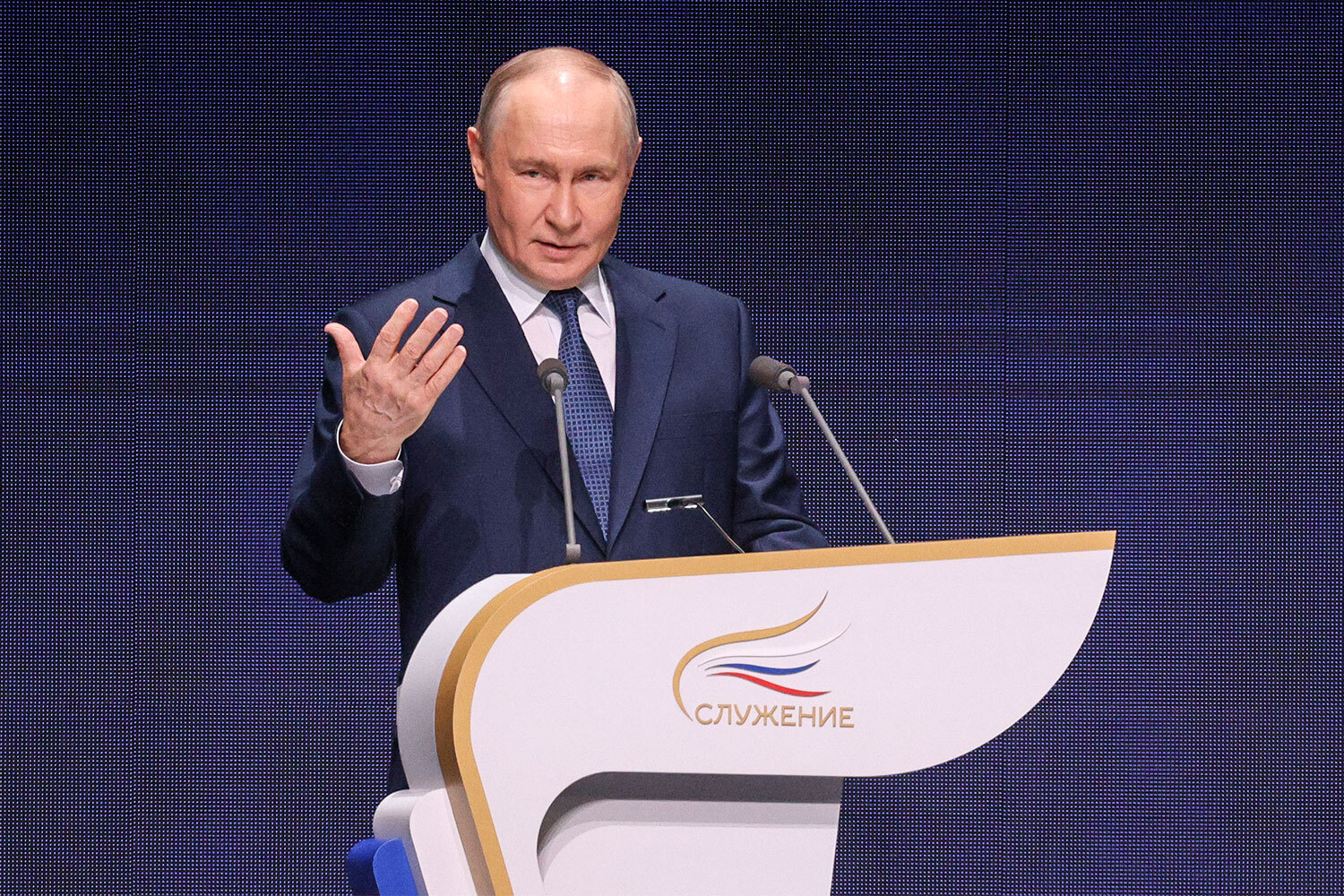 Выступая на церемонии, Владимир Путин подчеркнул, что успех побед России заключается в ее единстве. Также глава государства назвал мужественным труд представителей муниципальных органов власти в ДНР, ЛНР и других приграничных районах.