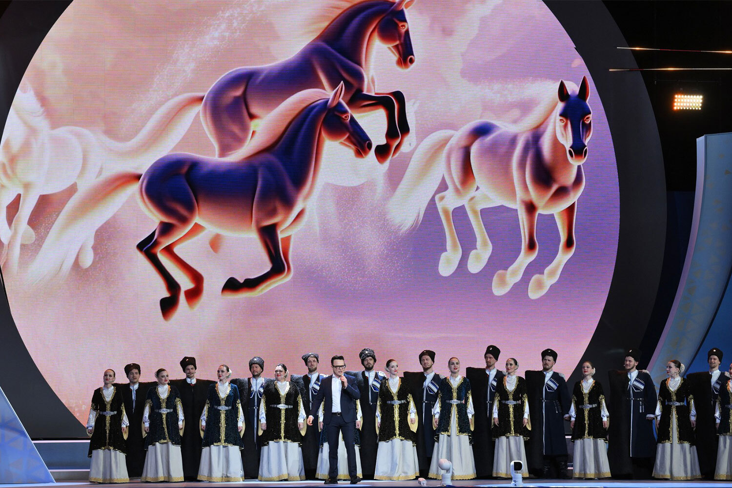 Перед гостями выступили танцевальные и вокально-инструментальные ансамбли. В частности, для участников церемонии спели Надежда Кадышева, Дмитрий Дюжев, Юрий Антонов и Алексей Татаринцев.