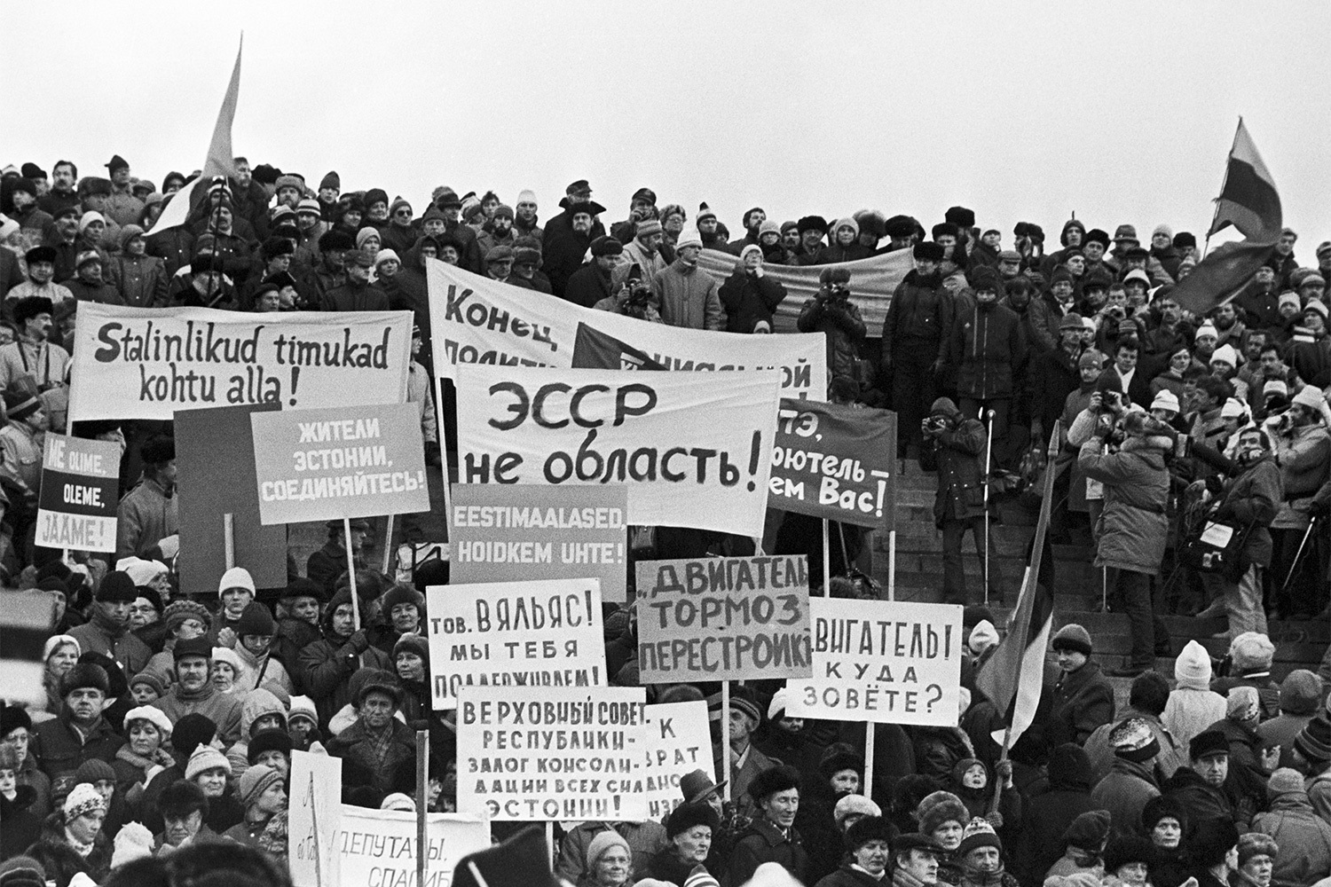 К концу 1980-х Советский Союз переживал системный кризис. Падение цен на нефть и острый дефицит товаров вкупе с вышедшей из-под контроля политикой гласности привели к росту националистических настроений и буквальному расползанию страны на части. В Прибалтике, на Кавказе и в других окраинных регионах стали возникать «народные фронты», которые открыто провозглашали своей целью выход из состава СССР. В 1988 г. Эстония спровоцировала так называемый парад суверенитетов, а уже в январе 1990-го Нахичеванская АССР первой заявила о полной независимости.