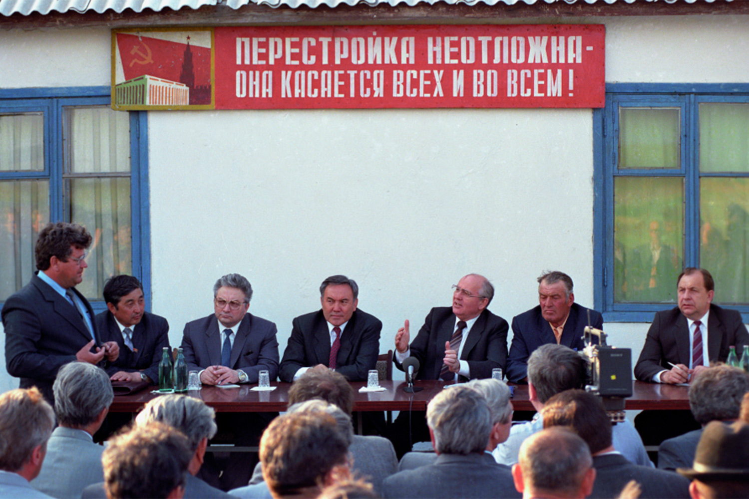 Подписать документ планировалось в несколько этапов. 20 августа к договору должны были присоединиться Россия, Казахстан и Узбекистан, в сентябре – Белоруссия, Азербайджан и Таджикистан, а в октябре – Туркмения, Киргизия и Украина. Также Горбачев не исключал, что к нему примкнут Молдавия и Армения, которые вместе с прибалтийскими республиками и Грузией изначально от переговоров отказались.На фото: визит главы СССР в Казахстан.