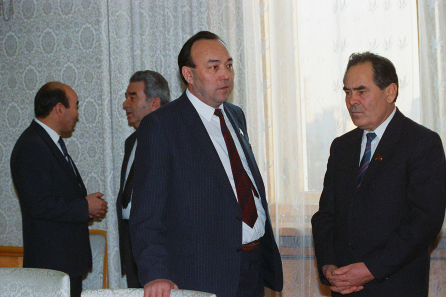 Еще одним камнем преткновения выступил статус автономий. Председатель Верховного Совета Татарской АССР Минтимер Шаймиев потребовал предоставить ему возможность подписать договор наравне с лидерами союзных республик. В результате в проект вошла компромиссная формулировка: участники нового объединения – это государства, входящие в Союз «непосредственно либо в составе других государств».На фото: Минтимер Шаймиев (справа), Аскар Акаев (слева на заднем плане) и Рафик Нишанов.