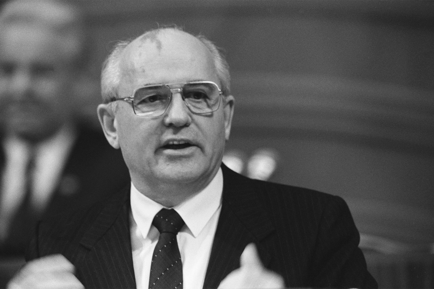 23 апреля 1991 г. президент СССР Михаил Горбачев собрал в своей резиденции в Ново-Огареве лидеров девяти союзных республик для обсуждения проекта нового Союзного договора. Последний советский лидер попытался спасти страну от неминуемого распада путем создания Союза Суверенных Государств – конфедерации, в которой каждый участник получал право самостоятельно определять систему власти. Как начался и чем закончился Новоогаревский процесс, – в галерее «Ведомостей».