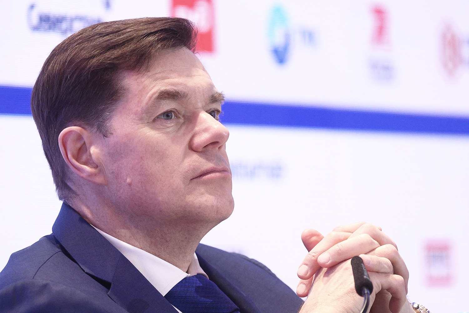 Forbes опубликовал рейтинг миллиардеров с гражданством РФ, в который вошли 155 человек – на девять россиян больше, чем в 2025-м. Совокупное состояние участников достигло рекордных $696,5 млрд, увеличившись на $71 млрд за год. Первую строчку занял Алексей Мордашов – председатель совета директоров «Северстали» и владелец золотодобывающей компании Nordgold. Именно благодаря последней, как отмечает издание, впервые в истории капитал представителя списка составил $37 млрд. Рост активов обусловлен кратным увеличением оценки Nordgold: за год стоимость золота взлетела почти на 80%. Кто еще попал в десятку богатейших – в галерее «Ведомостей».