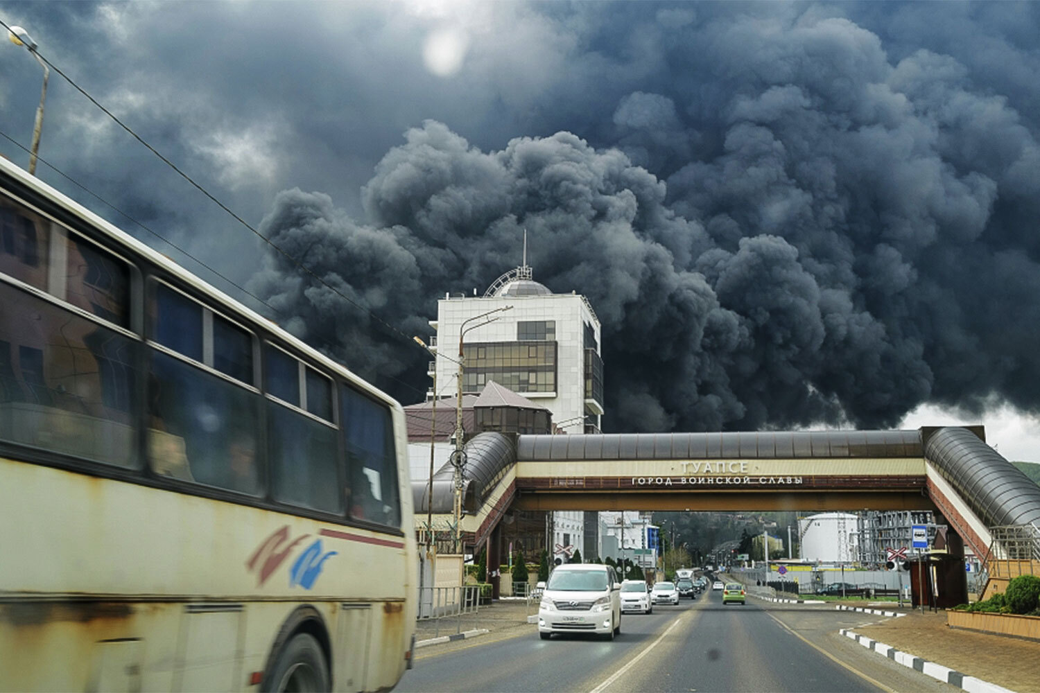 21 апреля 2026 г. Дым от пожара, произошедшего после атаки БПЛА, на морском терминале в Туапсе. 
