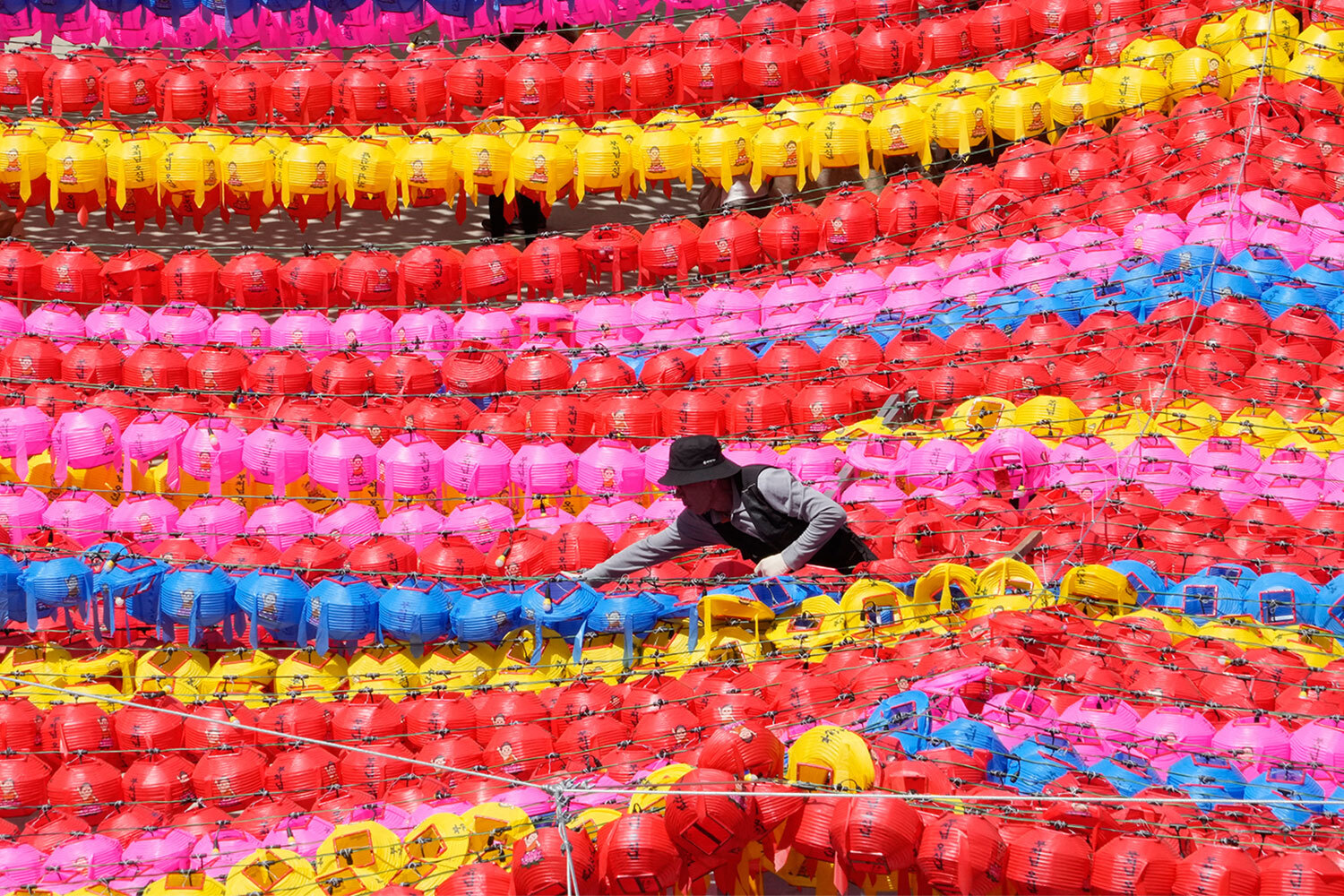 24 апреля 2026 г. Подготовка к празднованию дня рождения Будды в сеульском храме Чогье, Южная Корея.