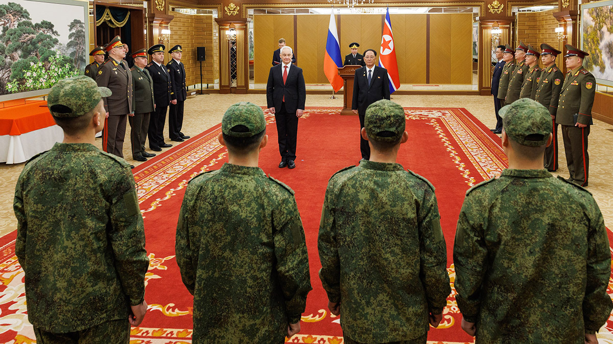 Министр обороны России Андрей Белоусов наградил орденами Мужества за подвиги в Курской области военнослужащих спецназа Корейской народной армии