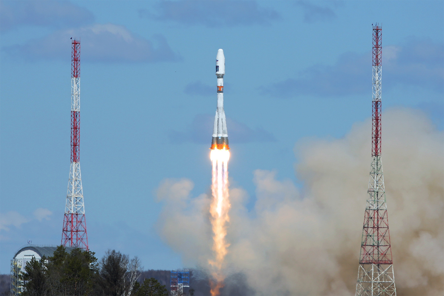 28 апреля 2016 г. состоялся первый старт с космодрома «Восточный» – ракета-носитель «Союз-2.1а» с разгонным блоком «Волга» доставила на орбиту спутники «Михайло Ломоносов», «Аист-2Д» и «СамСат-218». С тех пор амурская площадка обеспечила запуск еще 20 ракет, в том числе одной «Ангары». История первого гражданского космодрома России – в галерее «Ведомостей».