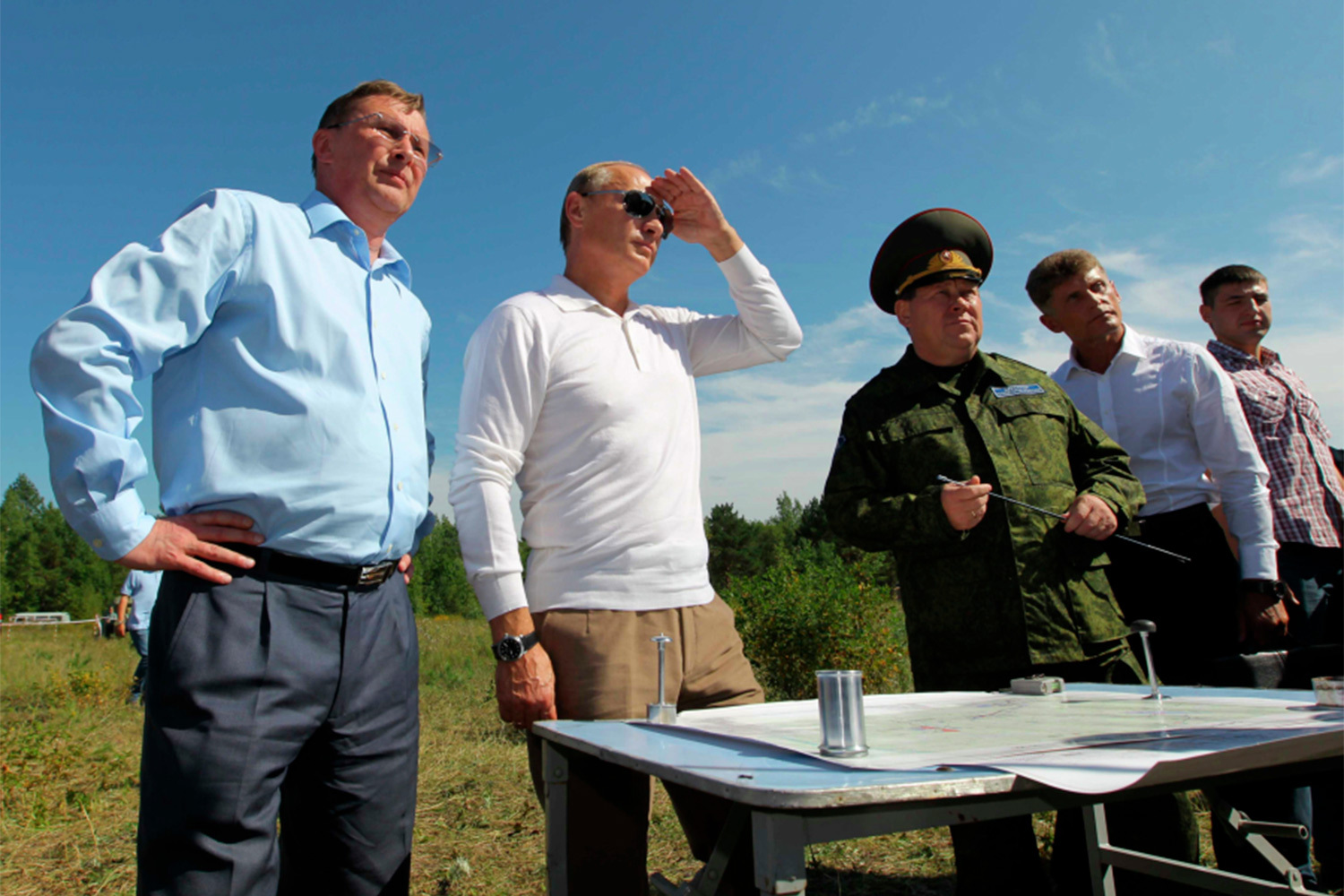 6 ноября 2007 г. президент Владимир Путин подписал указ о создании первого в России гражданского космодрома, который фактически расположился на месте «Свободного». Его заказчиком выступила госкорпорация «Роскосмос», исполнителем – Спецстрой, а генподрядчиками – компании «Дальспецстрой» и «Спецстройтехнологии». Административным и жилым центром стал Углегорск, переименованный в Циолковский. Новая площадка получила название «Восточный» – это самый восточный гражданский космодром на Земле.На фото: Владимир Путин (второй слева), вице-премьер РФ Сергей Иванов (слева), губернатор Амурской области Олег Кожемяко (справа) и глава Федерального агентства специального строительства Николай Аброськин (второй справа) на площадке проведения геолого-изыскательных работ на месте строительства космодрома «Восточный» в Углегорске, 2010 г.