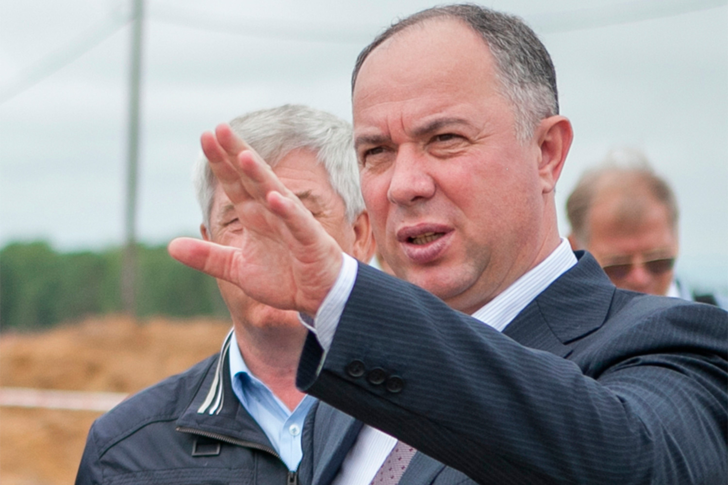 Общая стоимость проекта «Восточного» изначально оценивалась в 300 млрд руб., но позже смета неоднократно корректировалась. К 2018 г. при строительстве было выявлено 17 000 различных нарушений – от хищения бюджетных средств и затягивания сроков до невыплаты зарплат. По данным Генпрокуратуры, ущерб по 140 уголовным делам составил порядка 11 млрд руб. Экс-глава «Дальспецстроя» Юрий Хризман был приговорен к 12 годам колонии по обвинению в злоупотреблении должностными полномочиями и растрате.