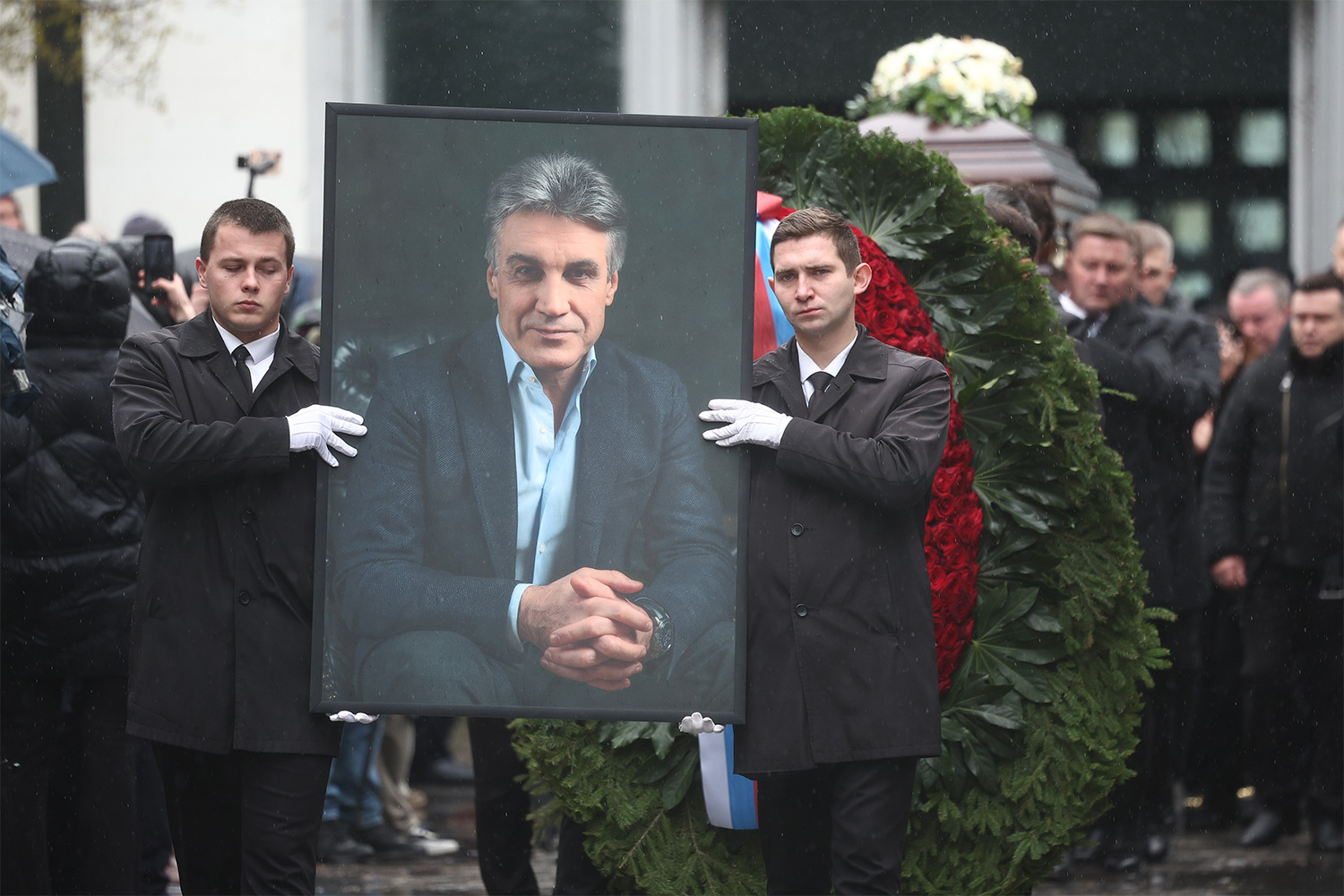 27 апреля на Троекуровском кладбище прошла церемония прощания с Алексеем Пимановым – телеведущим, режиссером, продюсером и президентом медиахолдинга «Красная звезда». Отдать дань уважения журналисту собрались многие чиновники и коллеги, включая Ольгу Любимову, Леонида Якубовича и Елену Малышеву, а президент Владимир Путин и председатель Следственного комитета РФ Александр Бастрыкин прислали венки. Соболезнования в связи со смертью также выразил премьер-министр Михаил Мишустин.