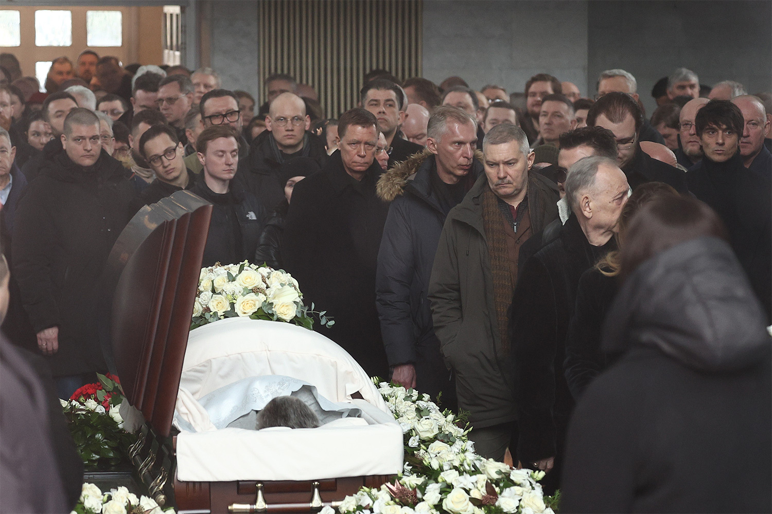 Во время траурной церемонии вдова Ольга Погодина поблагодарила супруга за совместно прожитые годы и пообещала достойно воспитать их маленькую дочь. 