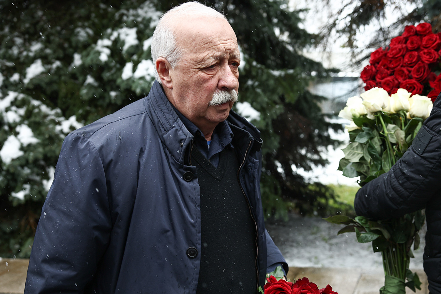 «Впервые я почувствовал, что незаменимые люди есть. Кусок жизни, выдранный из каждого из нас… Мы дружили лет сорок, наверное... В моей жизни немного людей, которым я не то чтобы завидовал, но я никак не мог к ним приравняться... И этот металлический характер на всю жизнь», – отметил телеведущий Леонид Якубович.