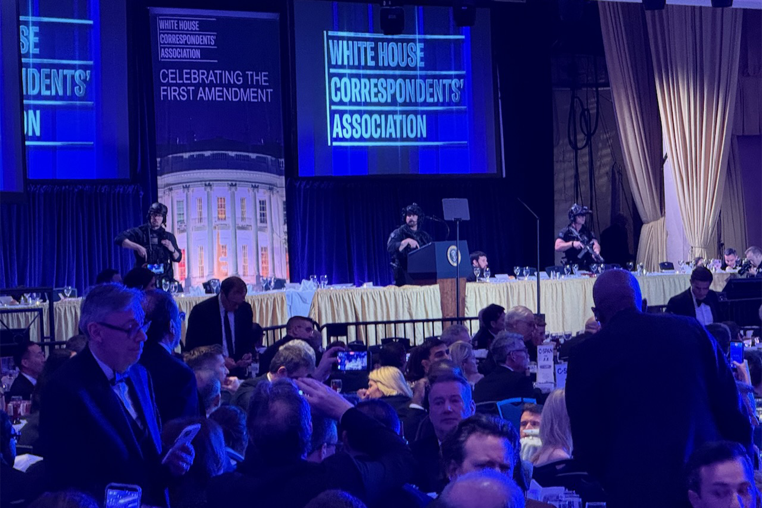 31‑летнему Коулу Аллену, который в ночь на 26 апреля устроил стрельбу на ужине Ассоциации корреспондентов при Белом доме в отеле Washington Hilton, предъявили три обвинения, включая покушение на убийство 47-го президента США Дональда Трампа и первой леди Мелании. Примечательно, что 45 лет назад в этом же здании пытались убить 40-го президента Соединенных Штатов Рональда Рейгана. Несмотря на это совпадение, в истории страны редко кому удавалось подобраться к ее лидерам на расстояние выстрела, броска ножа или гранаты. Четыре раза попытки заканчивались смертью главы государства, но бывало и так, что президент лично отбивался от нападающего. Покушения на руководителей США – в галерее «Ведомостей».