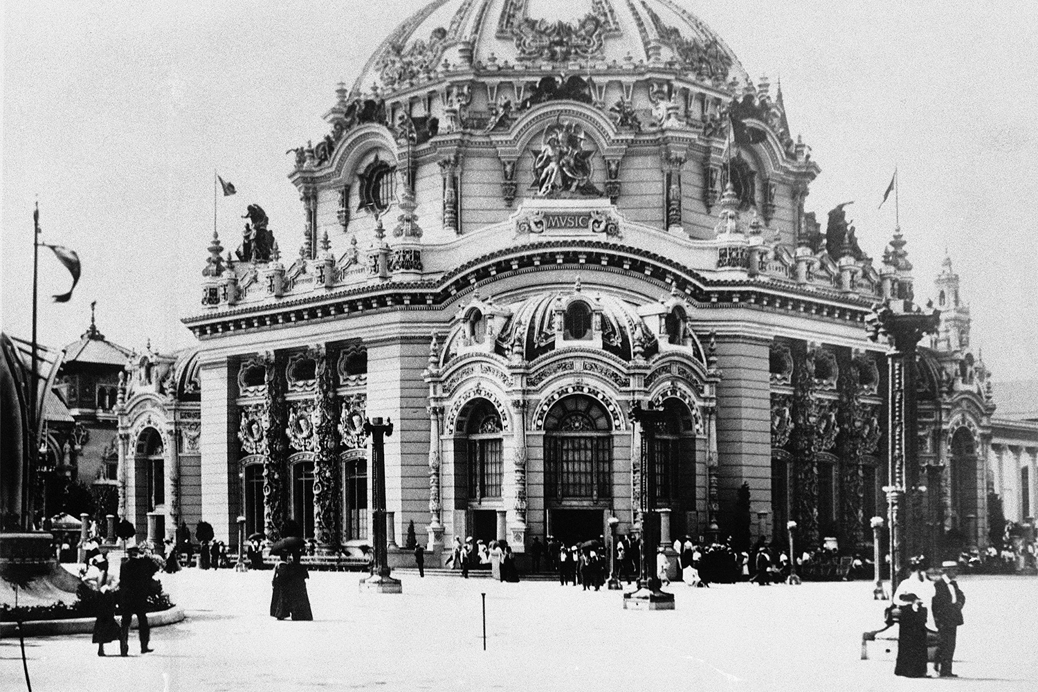 6 сентября 1901 г. 25-й президент Уильям Мак-Кинли (1897–1901) общался со своими сторонниками на Панамериканской выставке в Буффало, когда в него дважды выстрелил безработный анархист Леон Франк Чолгош. Первая пуля попала в пуговицу смокинга, не причинив почти никакого вреда, но вторая проникла в живот. Чолгош собирался произвести и третий выстрел, но его обезоружили. Первым словами президента после выстрелов были: «Будьте поосторожней, когда сообщите моей жене». Также Мак-Кинли успел попросить охрану прекратить избивать его убийцу. Поначалу врачи решили, что ранение не опасно для жизни, но затем пропустили развитие гангрены. Мак-Кинли скончался 14 сентября. Чолгош был казнен на электрическом стуле в октябре 1901 г.На фото: павильон Temple of Music на Панамериканской выставке в Буффало.