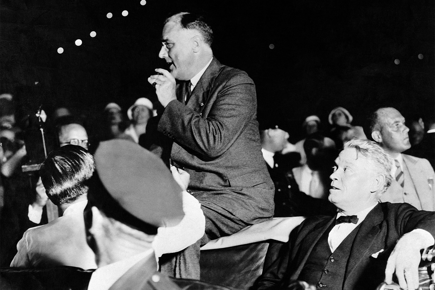 Только что избранный, но еще не прошедший инаугурацию, 32-й президент США Франклин Делано Рузвельт (1933–1945) прибыл в Майами 15 февраля 1933 г. Туда же приехал глава Чикаго Антон Чермак, чтобы помириться с новым лидером: он агитировал против него во время выборов. Рузвельт произносил речь из открытого автомобиля, а Чермак стоял рядом, когда из толпы открыл огонь 32-летний анархист Джузеппе Дзангара. Было ранено трое участников митинга, телохранитель и мэр Чермак. Рузвельт сохранил самообладание, помогал раненым и попрощался с собравшимися после того, как убийцу скрутили. Чермак скончался через три недели в больнице и предположил, что настоящей целью был он: накануне мэр вступил в борьбу с гангстером Аль Капоне. Сам Дзангара заявил, что целился именно в Рузвельта и всегда мечтал убить президента. При нем нашли вырезку со статьей о покушении на Мак-Кинли. Преступника казнили на электрическом стуле в марте 1933 г.На фото: Рузвельт успокаивает сторонников, заверяя, что не пострадал после попытки покушения.