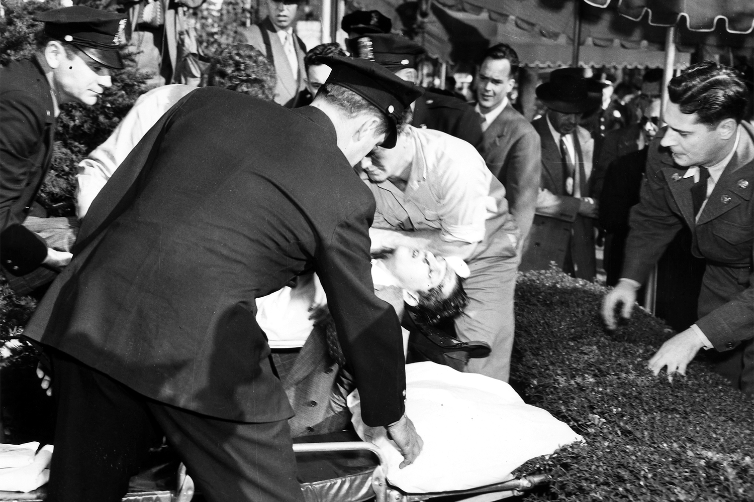 В 1950 г. 33-й президент Гарри Трумэн (1945–1953) переехал жить в апартаменты на Пенсильвания-авеню, пока в Белом доме шел ремонт. 1 ноября Гриселио Торресола и Оскар Кольясо попытались прорваться во временную резиденцию. Оба были уроженцами Пуэрто-Рико и выступали за его независимость от США. Торресола и Кольясо не смогли пройти через первое кольцо оцепления, но ранили двух охранников и агента Секретной службы. Перестрелка длилась около 15–40 с. Это считается первым покушением на президента США в его резиденции и первым случаем гибели агента Секретной службы от огнестрельного ранения, полученного при исполнении обязанностей. Трумэн уже через несколько часов после нападения выступил на церемонии открытия монумента на Арлингтонском кладбище. Позже он помиловал Кольясо (Торресола на месте застрелил погибший агент), заменив смертную казнь пожизненным заключением. В 1979 г. 39-й президент Джимми Картер пошел еще дальше и амнистировал Кольясо, тот вернулся в Пуэрто-Рико.