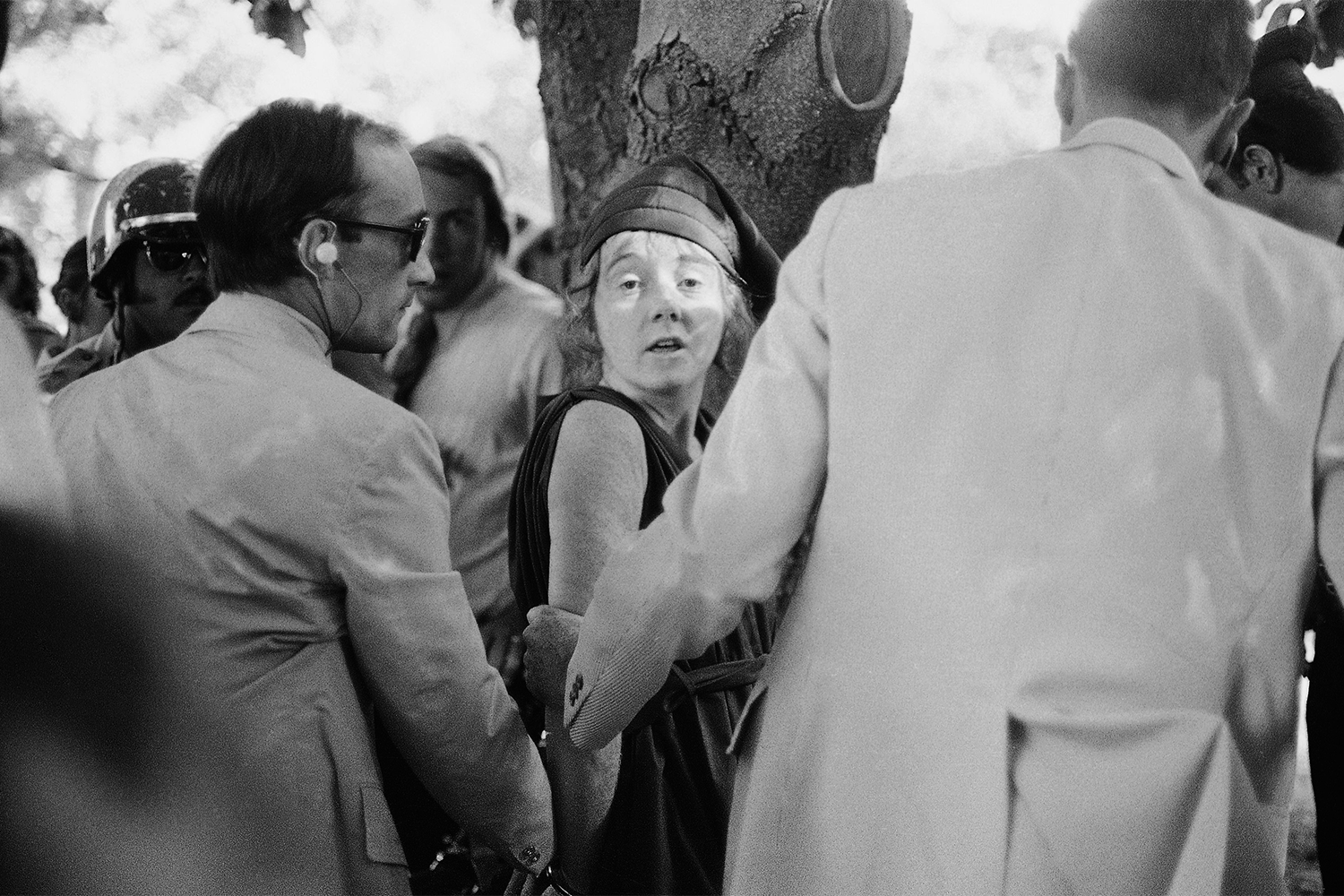 38-го президента Джеральда Рудольфа Форда (1974–1977) пытались убить две женщины с перерывом в 17 дней. Первой стала Линетт Фромм, последовательница секты Чарльза Мэнсона «Семья». 5 сентября 1975 г. она пришла в парк в Сакраменто (Калифорния), где выступал глава государства, и направила на него пистолет, но выстрела не последовало: патрон не был дослан в патронник. В качестве мотивов Фромм то заявляла о стремлении привлечь внимание к судьбе Мэнсона, то называла покушение акцией против вырубки секвой. Спустя две с небольшим недели, 22 сентября, леворадикальная активистка Сара Мур выстрелила в Форда с расстояния 12 м, когда он вышел из отеля в Сан-Франциско. Она рассчитывала, что убийство президента вызовет социальные потрясения. Но промахнулась по чистой случайности. Накануне к Мур наведалась полиция и изъяла оружие 44-го калибра. В день покушения радикалка купила новый револьвер, однако нашелся только непривычный 38-й калибр. Выстрел из незнакомого оружия не получился: прицелиться получше ей помешал случайно оказавшийся рядом ветеран войны во Вьетнаме, морской пехотинец Оливер Сиппл. Во время борьбы был ранен местный таксист. Фромм и Мур приговорили к пожизненному заключению, но выпустили условно-досрочно в 2009 и 2007 гг.&nbsp;На фото: агенты Секретной службы США уводят Фромм.