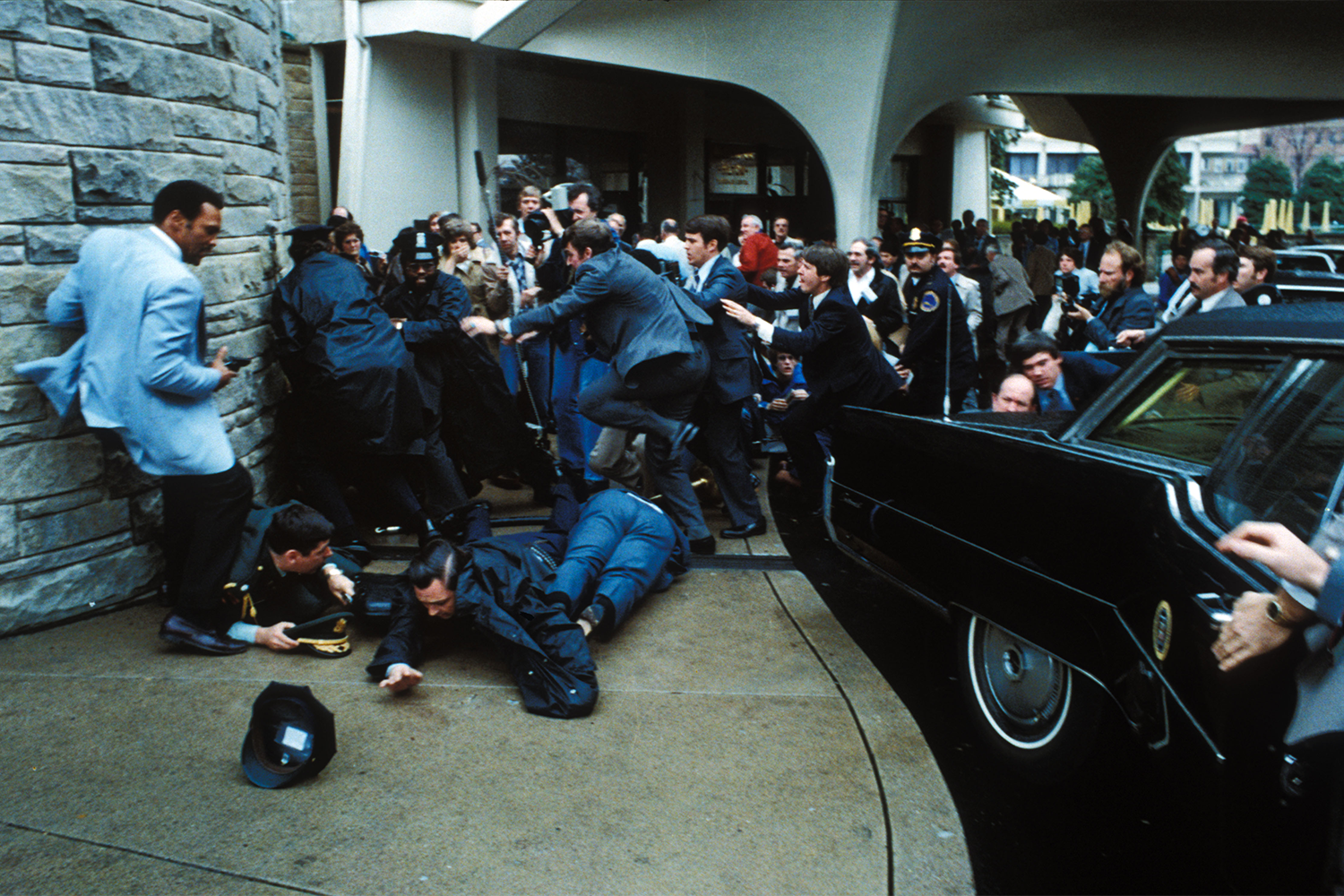 40-й президент Рональд Рейган (1981–1989) тоже чуть было не погиб из-за женщины. Покушавшийся на него 25-летний Джон Хинкли хотел произвести впечатление на актрису Джоди Фостер, в которую был влюблен. 30 марта 1981 г. Рейган выступил в отеле Washington Hilton в Вашингтоне на конференции федерации профсоюзов AFL-CIO. На выходе его ожидал Хинкли, выпустивший шесть пуль менее чем за 2 с. Первой был ранен в голову пресс-секретарь Белого дома Джеймс Брейди (выжил, но остался частично парализованным). Вторая попала в стоявшего рядом полицейского, третья – в окно здания напротив, четвертая – в агента секретной службы, закрывшего президента своим телом, пятая – в пуленепробиваемое окно президентского автомобиля, а шестая – вошла Рейгану в подмышку, отрикошетив от двери машины. Пуля остановилась всего 2,5 см от сердца президента. 70-летний Рейган быстро пошел на поправку после операции и уже 11 апреля вернулся в Белый дом. Хинкли был признан невменяемым и помещен в психиатрическую больницу, откуда выписан в 2016-м при условии выполнения ряда условий.