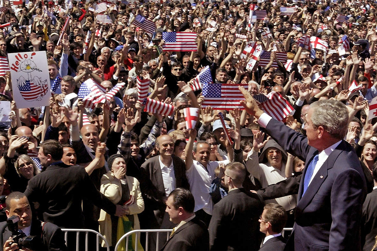 10 мая 2005 г. 43-й президент Джордж Буш–младший (2001–2009) выступал в Тбилиси на площади Свободы вместе с тогдашним грузинским лидером Михаилом Саакашвили. В этот момент 27-летний гражданин Грузии Владимир Арутюнян бросил боевую гранату РГД-5 в сторону трибуны. Перед этим подрывник туго обмотал ее в красный платок, чтобы стоявшие рядом люди не поняли, что он держит в руках. Ткань не дала сработать ударному механизму и предотвратила взрыв. Затем граната была обезврежена спецслужбами. Буш и Саакашвили узнали об инциденте уже после митинга. Вычислить и арестовать Арутюняна полиция смогла только 22 июля. При задержании он оказал вооруженное сопротивление, убив начальника отдела контртеррористического подразделения МВД Грузии Зураба Квливидзе. Позже Арутюнян был приговорен к пожизненному заключению. Покушение он объяснил ненавистью к правительству, ставшему «марионеткой» США.