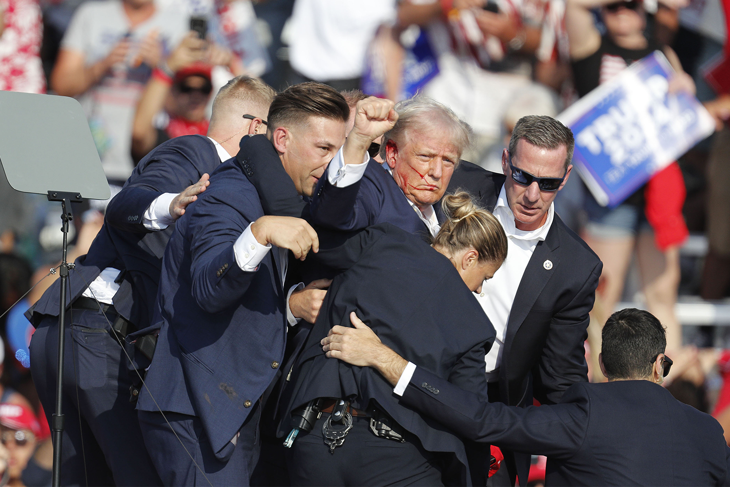 45-й и 47-й президент Дональд Трамп (2017–2021, 2025–н.в.) пережил как минимум три покушения, хотя в двух случаях он был уже не действующим, а экс‑главой страны. 13 июля 2024 г. 20-летний Томас Мэттью Крукс засел с винтовкой на крыше примерно в 120 м от месте проведения предвыборного митинга Трампа в Батлере (Пенсильвания). Здание не охранялось, поскольку было за периметром безопасности. Трампа спасло то, что он повернул голову в момент выстрела. И пуля всего лишь задела ухо (на фото). Крукс успел сделать восемь выстрелов, убить одного и тяжело ранить еще двоих участников митинга прежде, чем был застрелен антиснайперской командой. 15 сентября 2024 г. агенты заметили мужчину с винтовкой, спрятавшегося в кустах за забором гольф-клуба Trump International в Уэст-Палм-Бич (Флорида). В тот момент на поле играл Трамп. Преступник находился в 400 м от него и целился из винтовки с оптическим прицелом. Агенты открыли огонь, мужчина сбежал, но позже был арестован. В итоге 58-летний Райан Уэсли Раут был приговорен к пожизненному заключению. Вечером 25 апреля 2026 г. вооруженный дробовиком и пистолетом 31-летний Коул Томас Аллен прорвался на контрольно-пропускной пункт Секретной службы в отеле Washington Hilton, где в это время проходил прием с участием 47-го президента США Дональда Трампа и первой леди Мелании. Злоумышленник успел выстрелить в бронежилет сотрудника службы безопасности. После задержания Аллен признался правоохранителям, что хотел ликвидировать представителей администрации Трампа. 27 апреля он предстал перед судом. Ему предъявили обвинение в покушении на президента, которое может повлечь пожизненное заключение