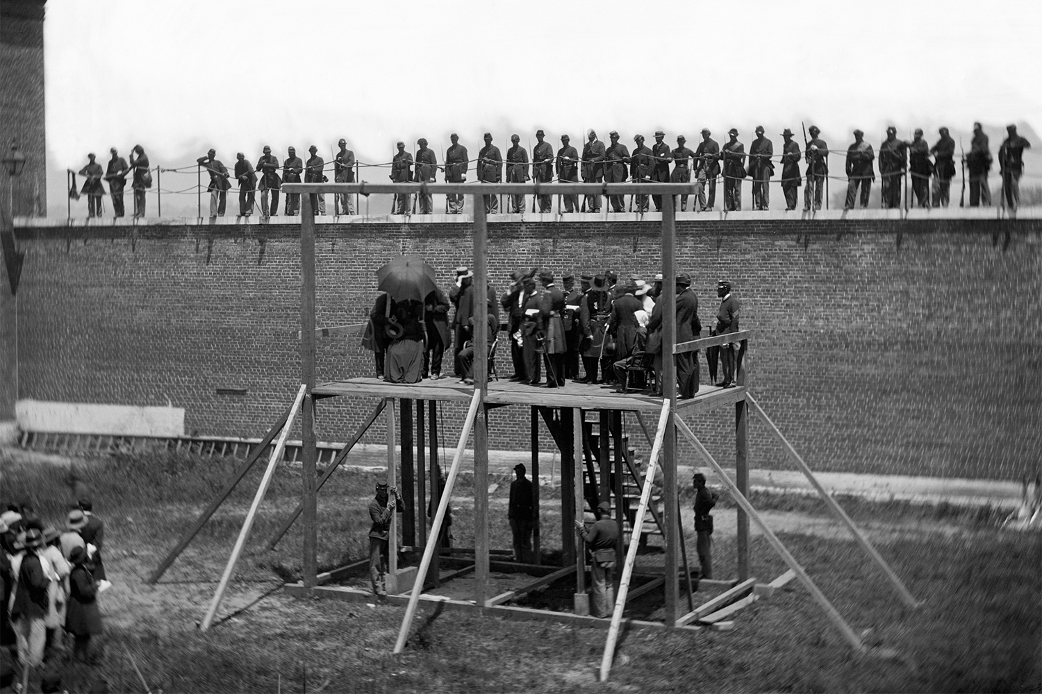 Покушение на 16-го президента США Авраама Линкольна (1861–1865) произошло 14 апреля 1865 г. – через пять дней после окончания Гражданской войны между Севером и Югом. Глава государства отправился на спектакль «Наш американский кузен» в театр Форда. Сторонник южан актер Джон Уилкс Бут прошел в президентскую ложу (он пару раз играл в постановках театра и хорошо ориентировался в здании) и выстрелил Линкольну в голову в тот момент, когда на сцене пошутили. Взрыв хохота заглушил шум, в суматохе Буту удалось скрыться. Линкольн скончался на следующий день. Полиция&nbsp;выследила&nbsp;Бута&nbsp;и&nbsp;застрелила&nbsp;его&nbsp;во&nbsp;время&nbsp;ареста&nbsp;26&nbsp;апреля.&nbsp;Следствие пришло к выводу, что действовала целая группа заговорщиков. Кроме президента, планировалось убийство и госсекретаря. Четверо человек были приговорены к смерти и повешены, в том числе Мэри Саррет – первая женщина, казненная федеральным правительством США. Она владела пансионом в округе Вашингтон, где Бут остановился через пару часов после покушения. Саррет не признавала своей вины до последнего. Споры о том, участвовала ли она в заговоре, идут до сих пор.&nbsp;На фото: казнь заговорщиков.