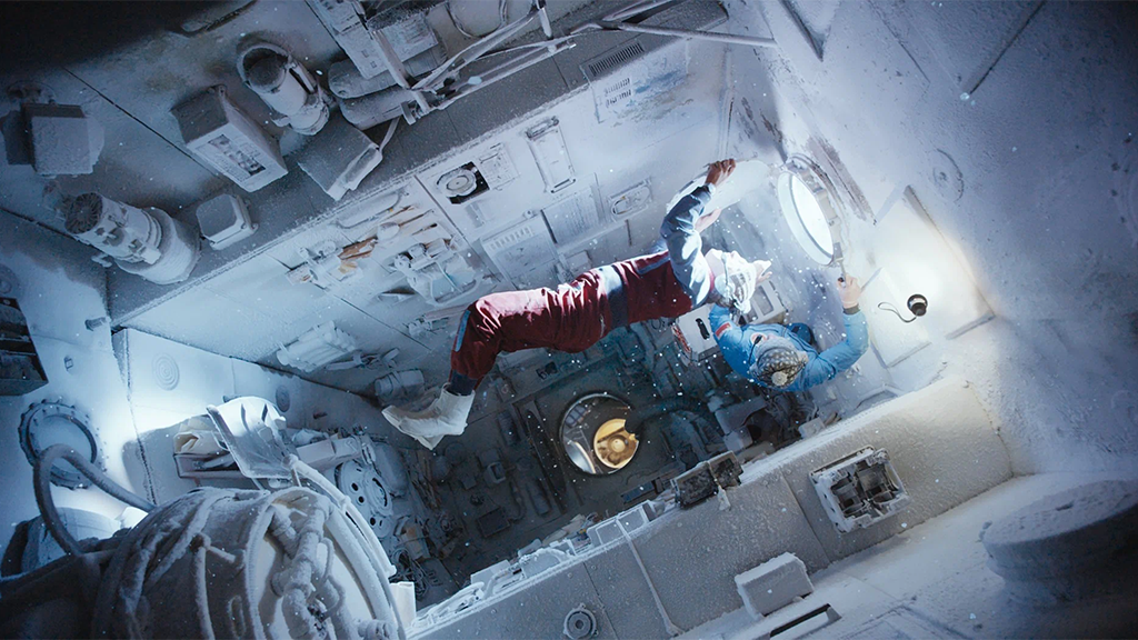 Юлия Пересильд во время съемок фильма «Вызов» на Международной космической станции. 