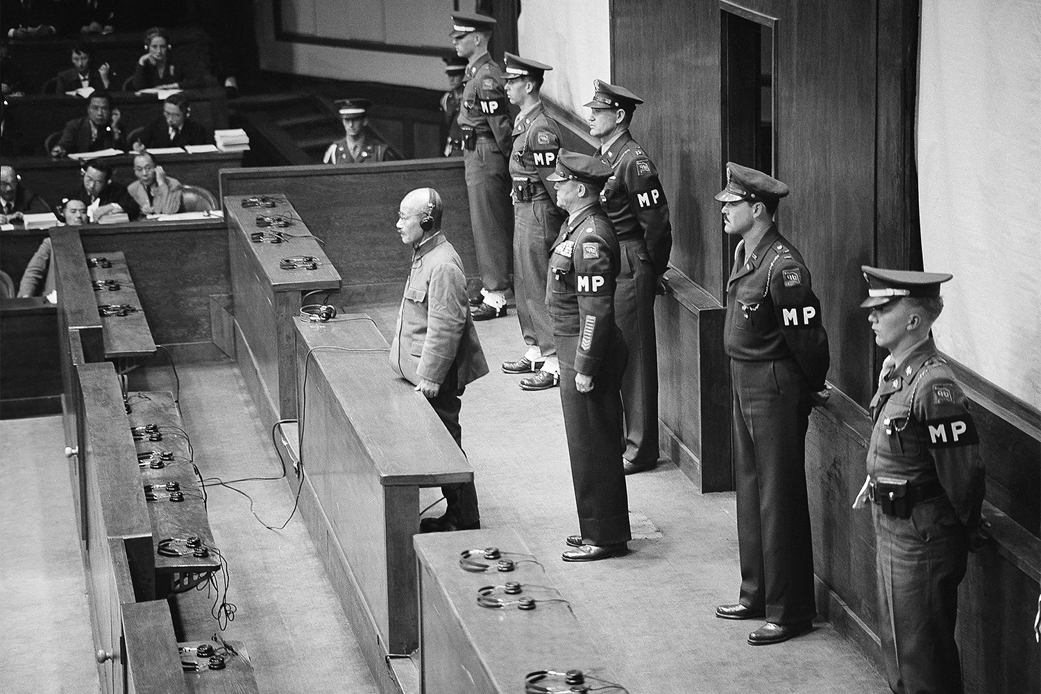 Решение, состоявшее из 1214 страниц, зачитывали с 4 по 12 ноября 1948 г. К смертной казни через повешение были приговорены семь человек, 16 подсудимых получили пожизненное заключение, еще двое были приговорены к длительным срокам: экс-министр иностранных дел Сигэнори Того – к 20 годам тюрьмы, а его коллега Мамору Сигэмицу – к семи. При этом адвокаты обвиняемых активно ставили под сомнение легитимность трибунала, ссылаясь на то, что в его составе представлены лишь державы-победительницы.На фото: бывший премьер-министр Японии и один из ее военных лидеров Хидэки Тодзё заслушивает приговор – смертную казнь через повешение за военные преступления.