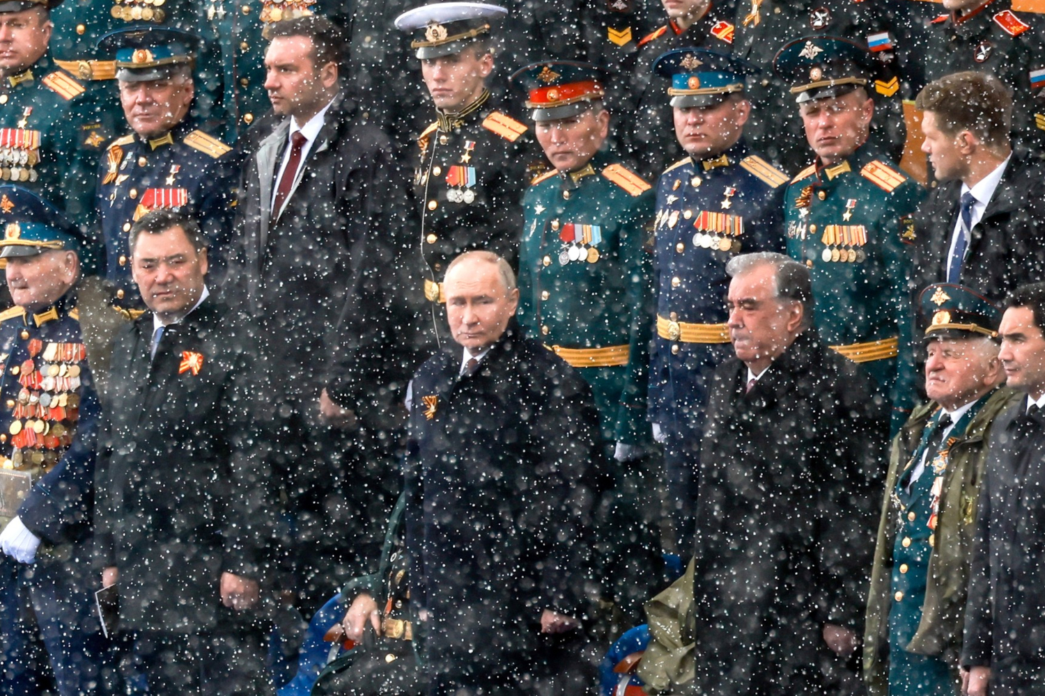 9 мая 2024 г. парад впервые прошел под снегопадом. Его посетили девять лидеров дружественных стран – Белоруссии, Киргизии, Казахстана, Таджикистана, Узбекистана, Туркмении, Кубы, Лаоса и Гвинеи-Бисау. При этом рядом с Путиным на трибуне сидели ветераны Александра Алешина и Евгений Куропатков. Трансляцию события смотрели 32,5 млн.